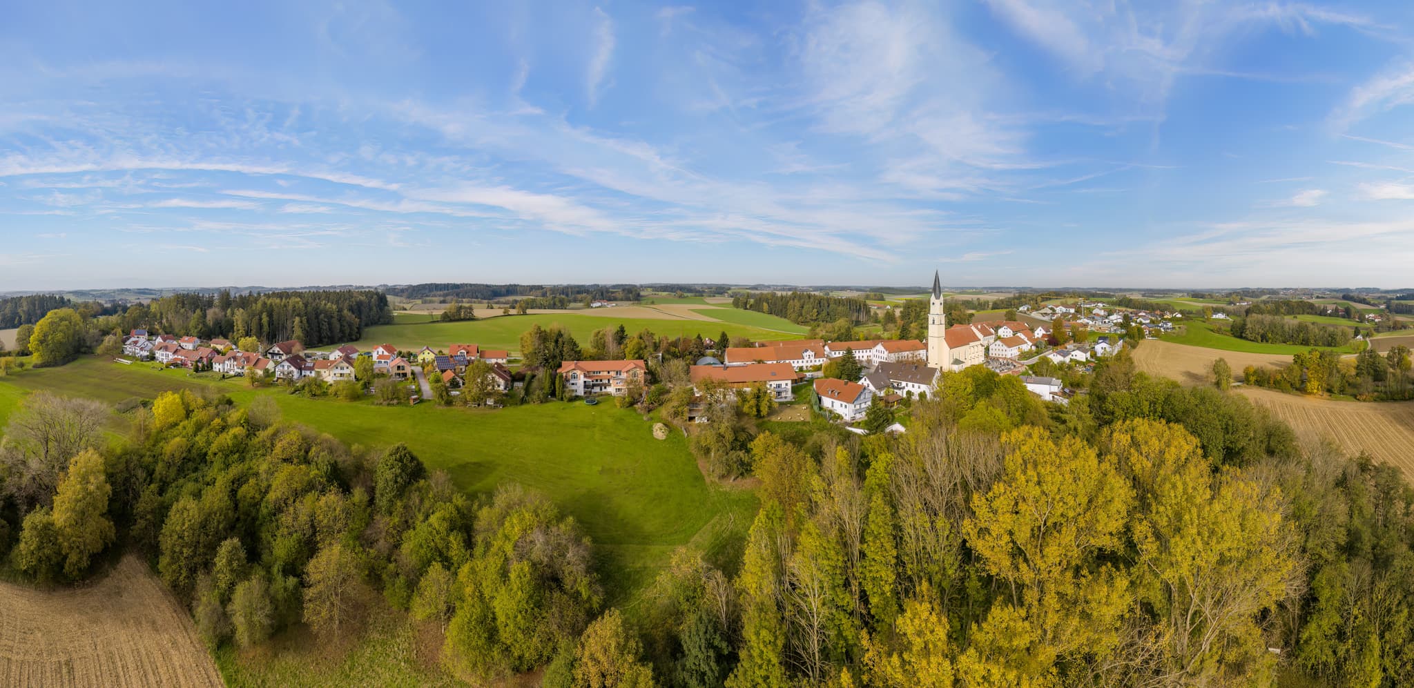 Panoramaluftbild der idyllischen Landschaft um Ranoldsberg, Ortsteil von Buchbach im Landkreis Mühldorf am Inn, Oberbayern, Region Inn-Salzach, Deutschland.