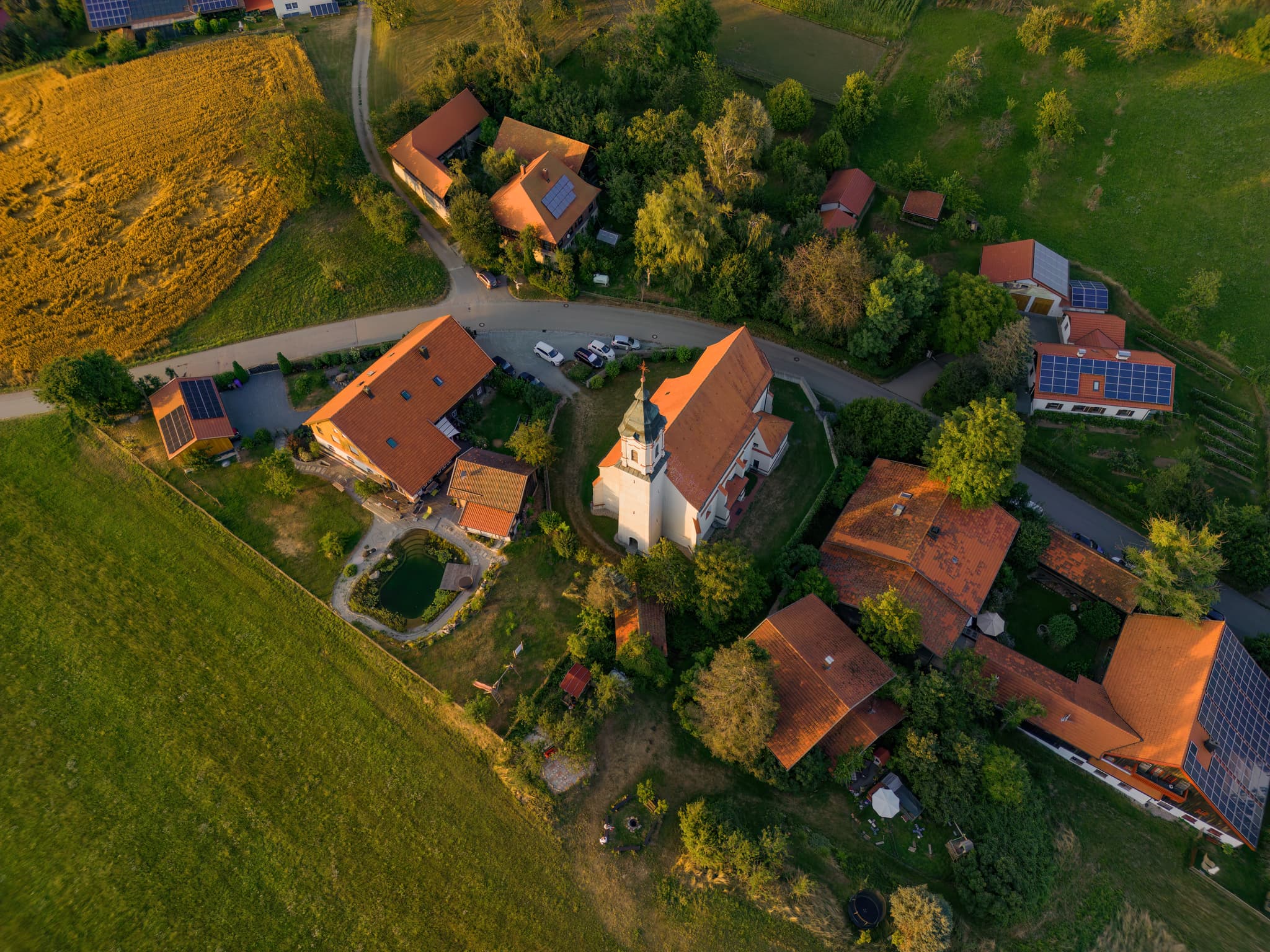 Luftbild der Wallfahrtskirche St. Wolfgang in Bad Griesbach im Landkreis Passau, Niederbayern, Deutschland. Malerische Ansicht aus dem Bäderdreieck.