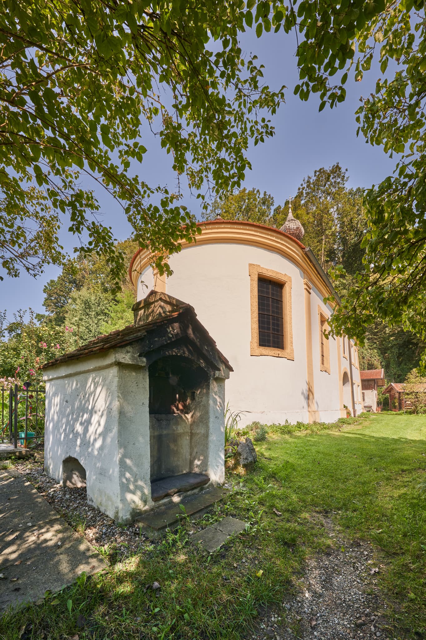 Backofen an der Klausenkirche in Engfurt, Landkreis Altötting, Oberbayern. Entdecke die Region Inn-Salzach in Deutschland.