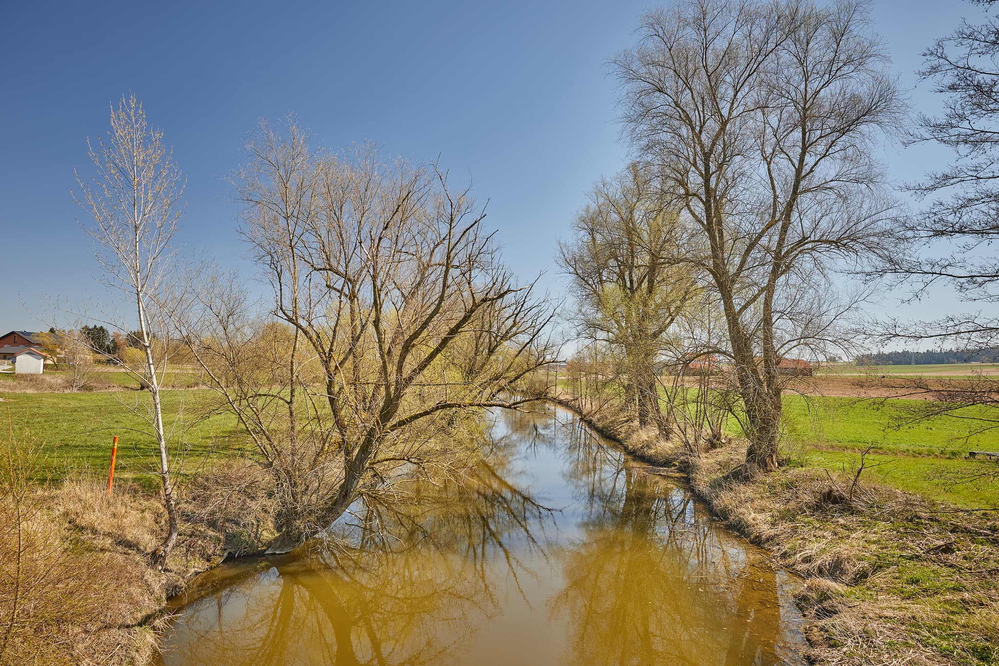 Ländliche Flusslandschaft mit Bäumen und Feldern in Unterdietfurt, Landkreis Rottal-Inn, Niederbayern. Die Rott im Holzland, Deutschland.