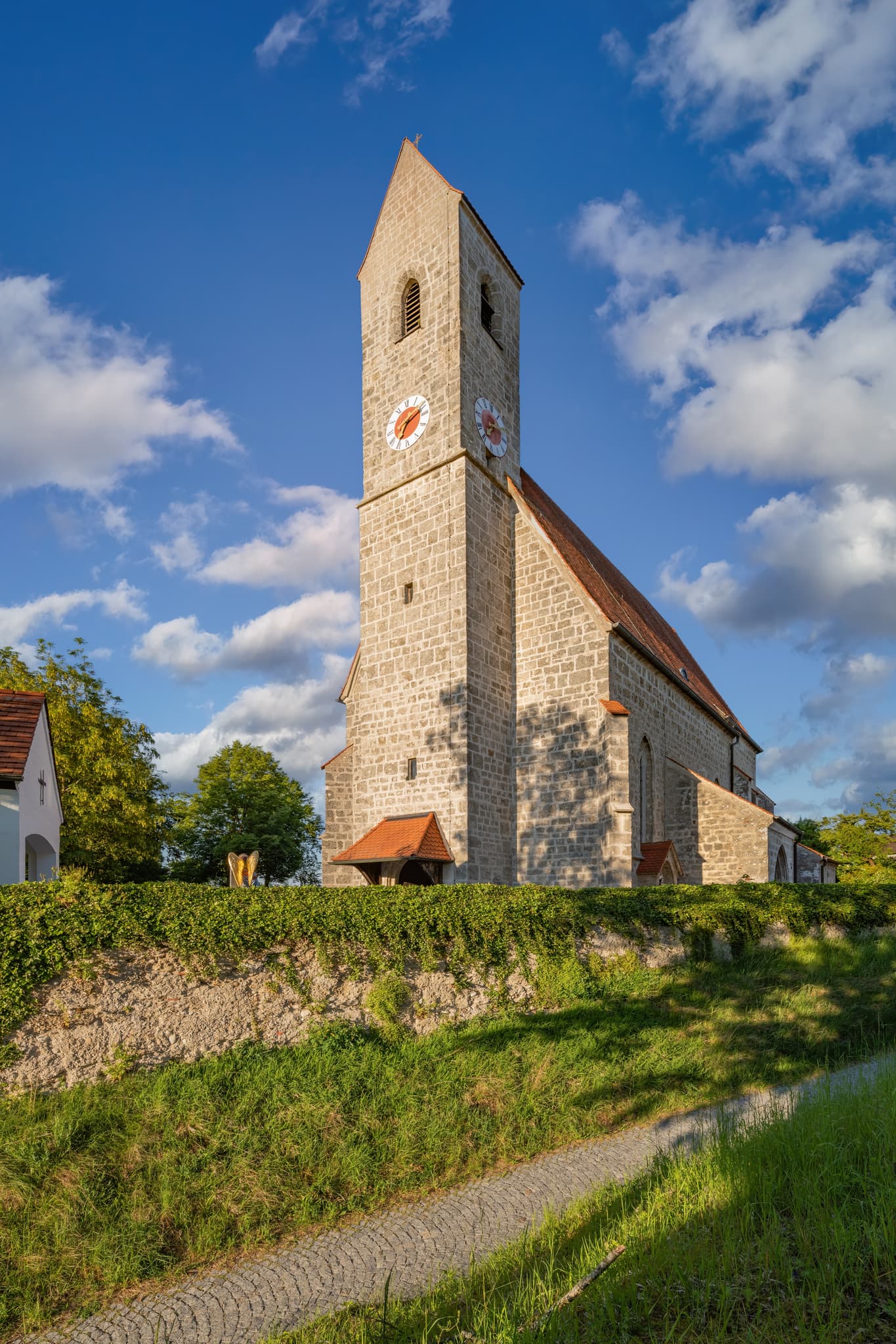 Die Kirche St. Nikolaus in Hohenwart, Gemeinde Emmerting, Landkreis Altötting, Oberbayern, Region Inn-Salzach, Deutschland.