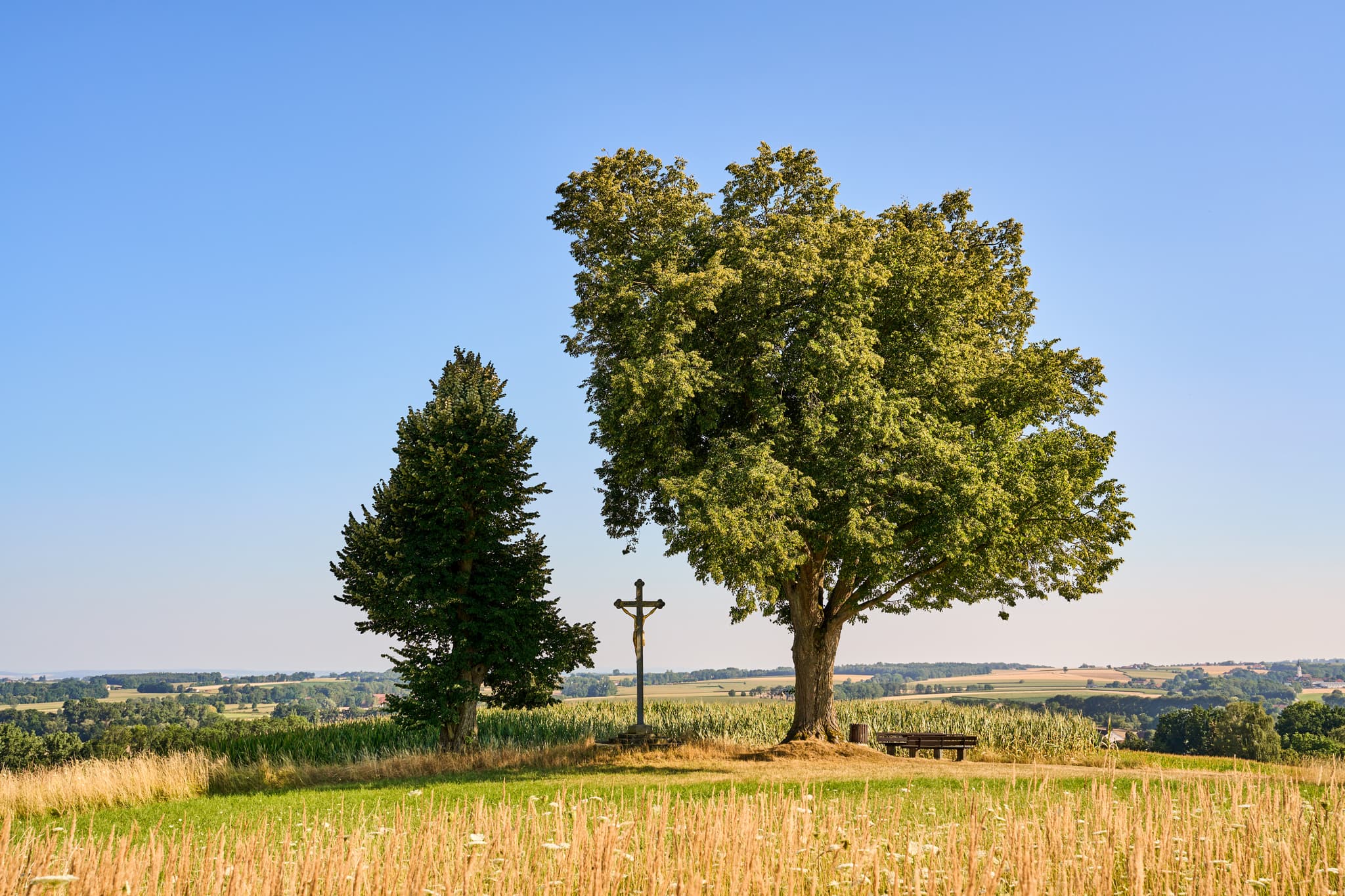 Idyllischer Karpfham Aussichtspunkt mit Kreuz in Bad Griesbach, Landkreis Passau, Niederbayern, Deutschland. Einladende Landschaft.