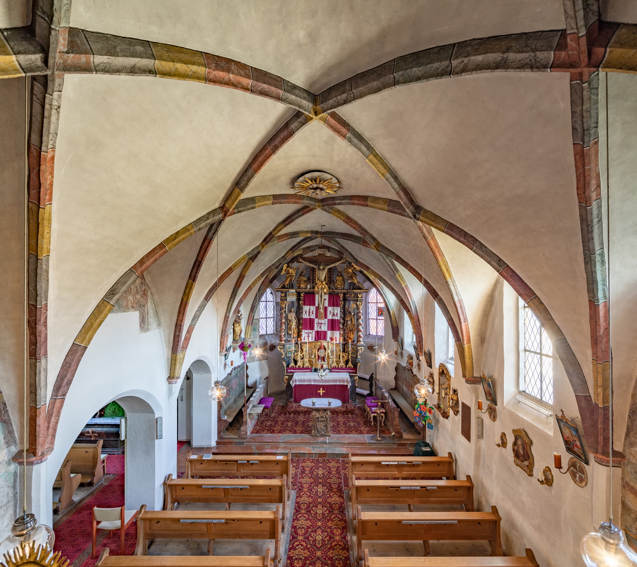 Beeindruckende Innenansicht der Peracher Kirche in Oberbayern, Inn-Salzach Region, Deutschland. Historische Architektur und sakrale Kunst.