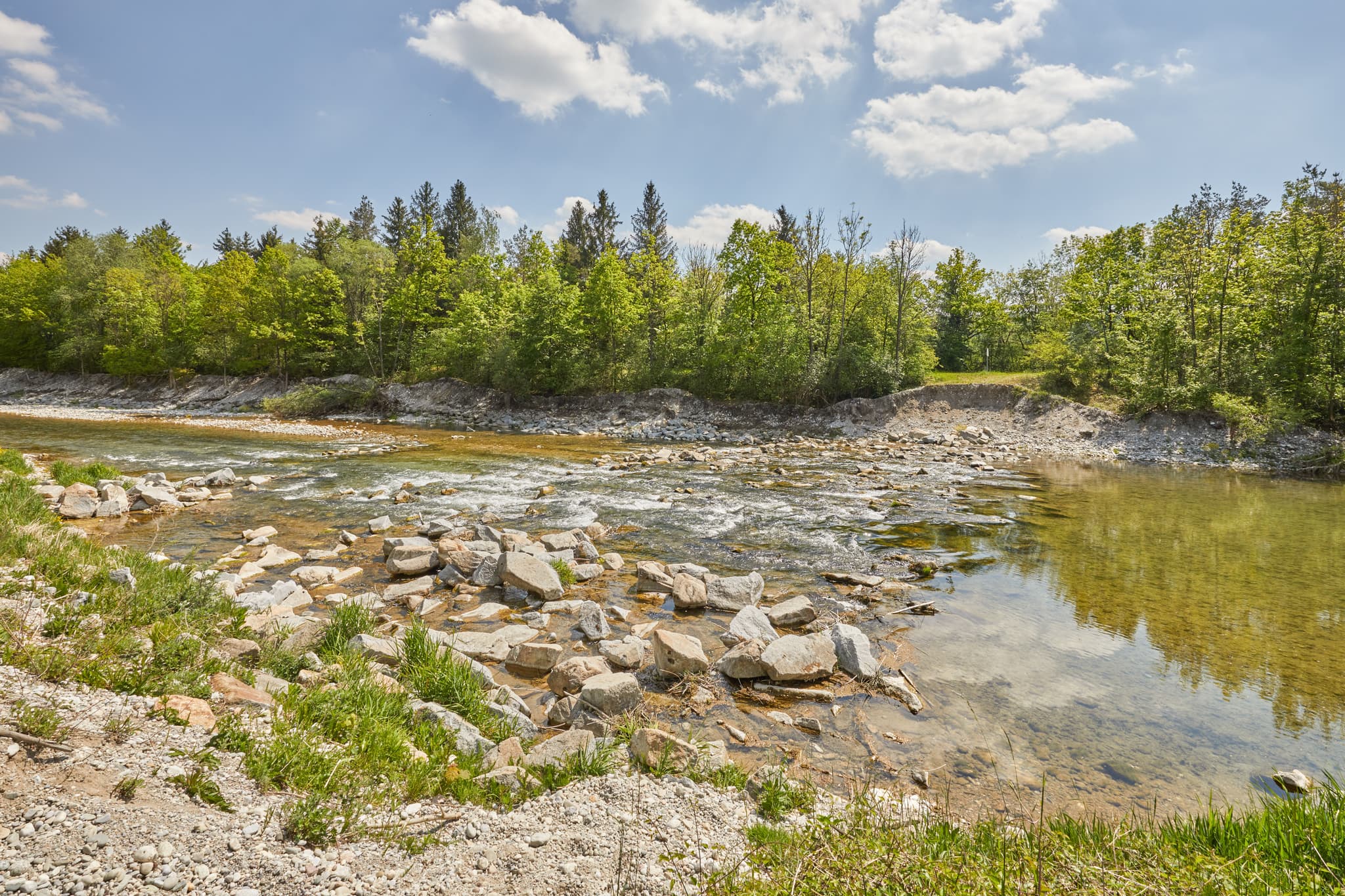 Flusslandschaft Alz bei Burgkirchen-Hirten, Altötting, Oberbayern. Klares Wasser, Steine, Naturbelassener Abschnitt der Inn-Salzach Region, Deutschland.