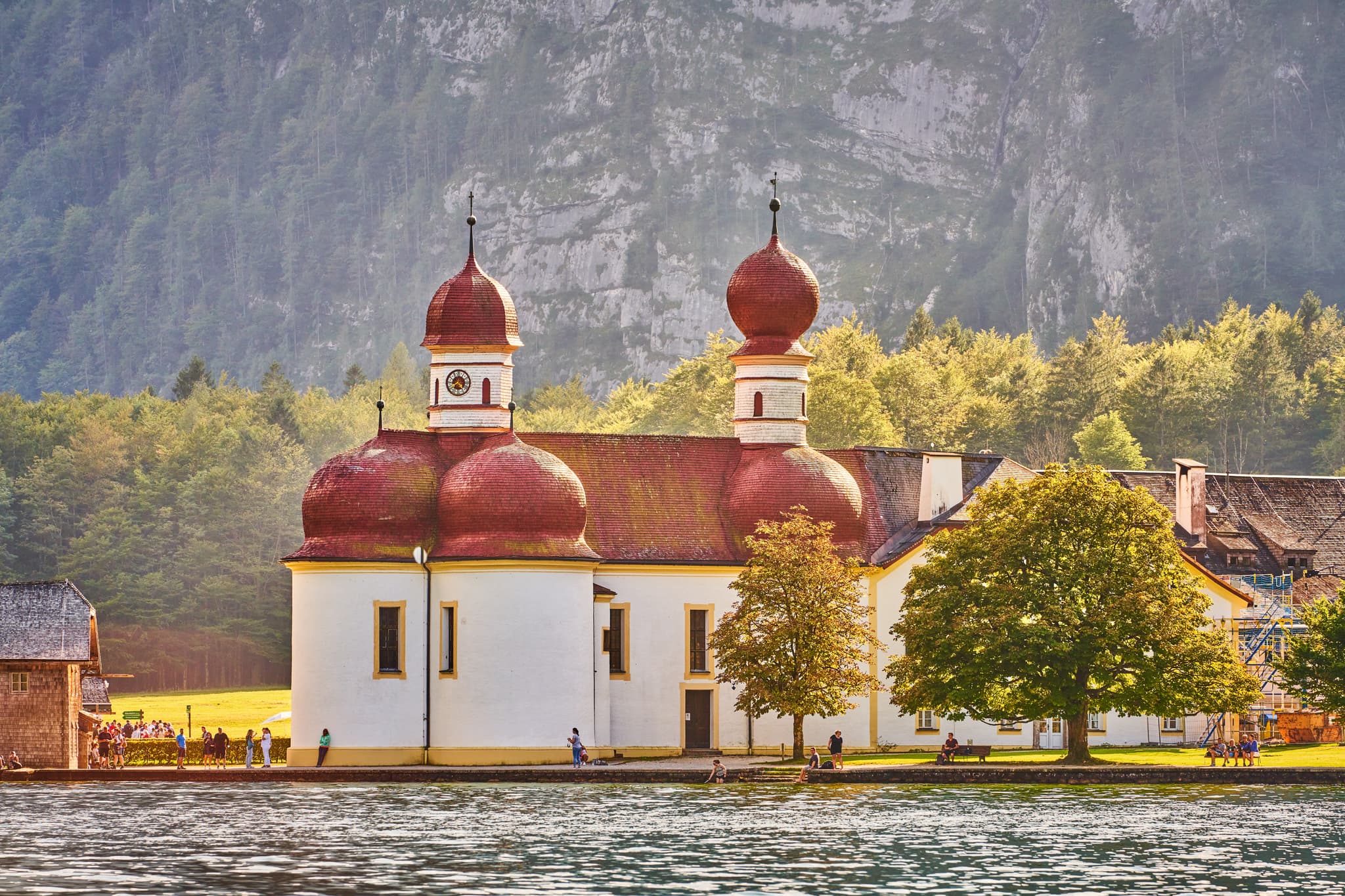 Die Kirche St. Bartholomä am Königssee, Schönau, im Berchtesgadener Land, Oberbayern, Deutschland. Eine idyllische Lage in den Berchtesgadener Alpen.