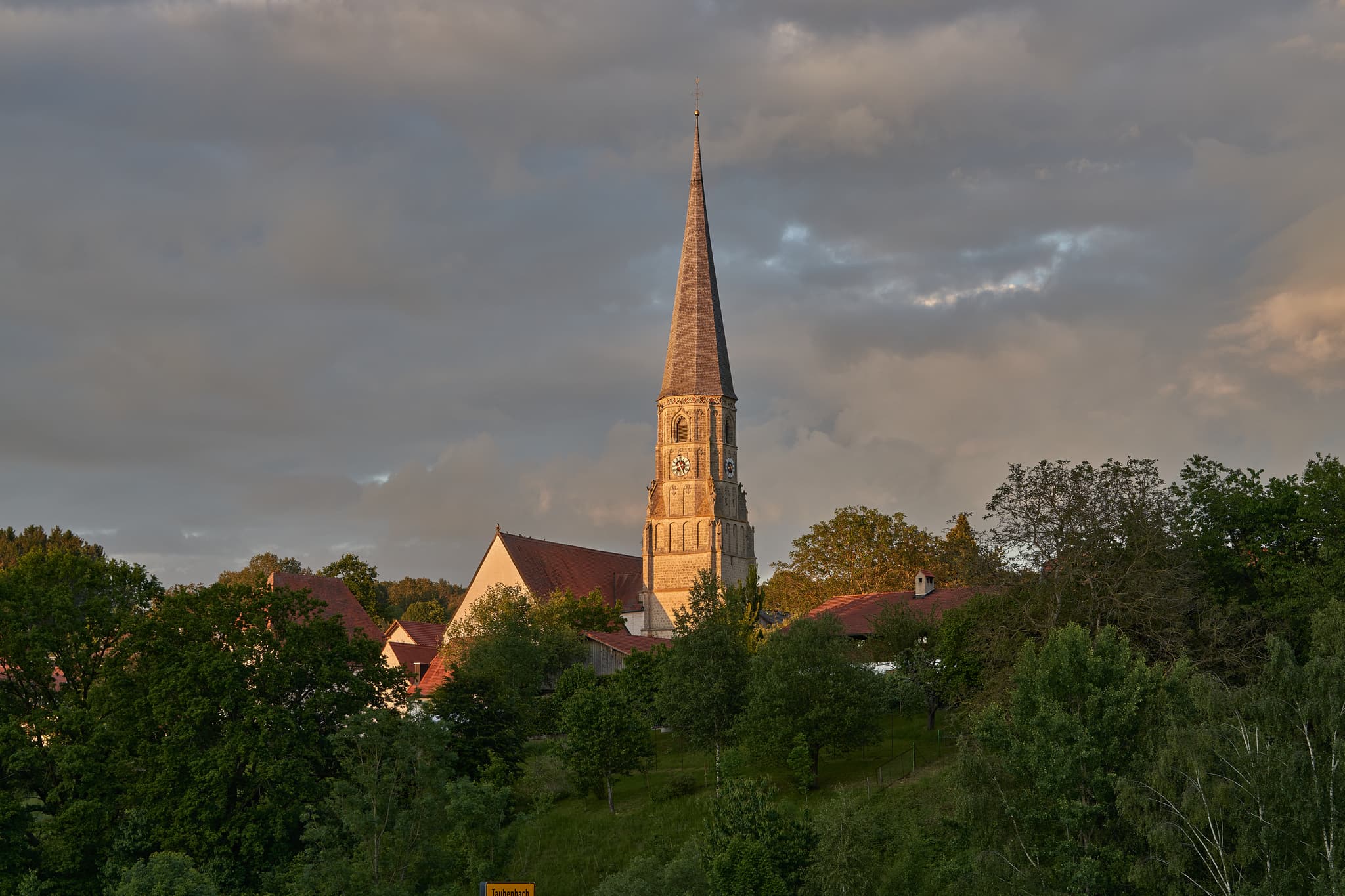 Die Pfarrkirche St. Alban in Taubenbach, Landkreis Rottal-Inn ist ein beeindruckendes Beispiel sakraler Architektur.