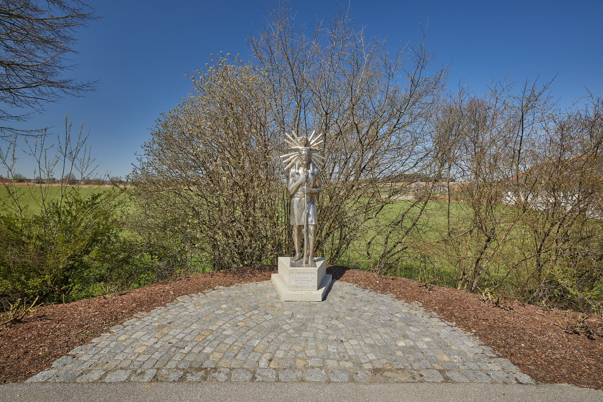 Die Statue des Heiligen Christopherus steht in Unterdietfurt, Landkreis Rottal-Inn, Niederbayern, Holzland, Deutschlands