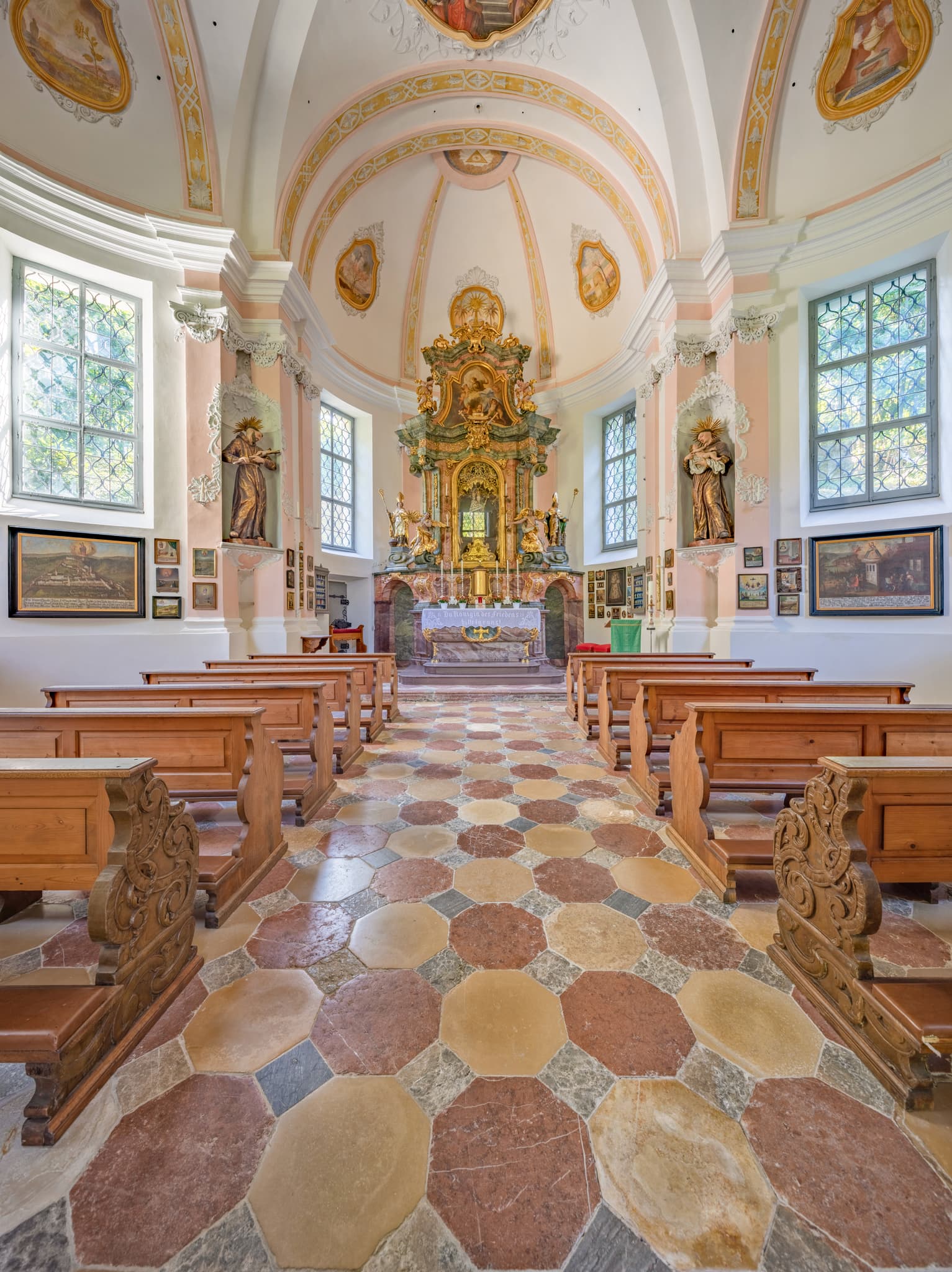 innenansicht der Kapelle Maria Brunn in Ponlach, Tittmoning. Das Bild zeigt den Altar, Kirchenbänke und Fenster. Landkreis Traunstein, Oberbayern, Chiemgau.