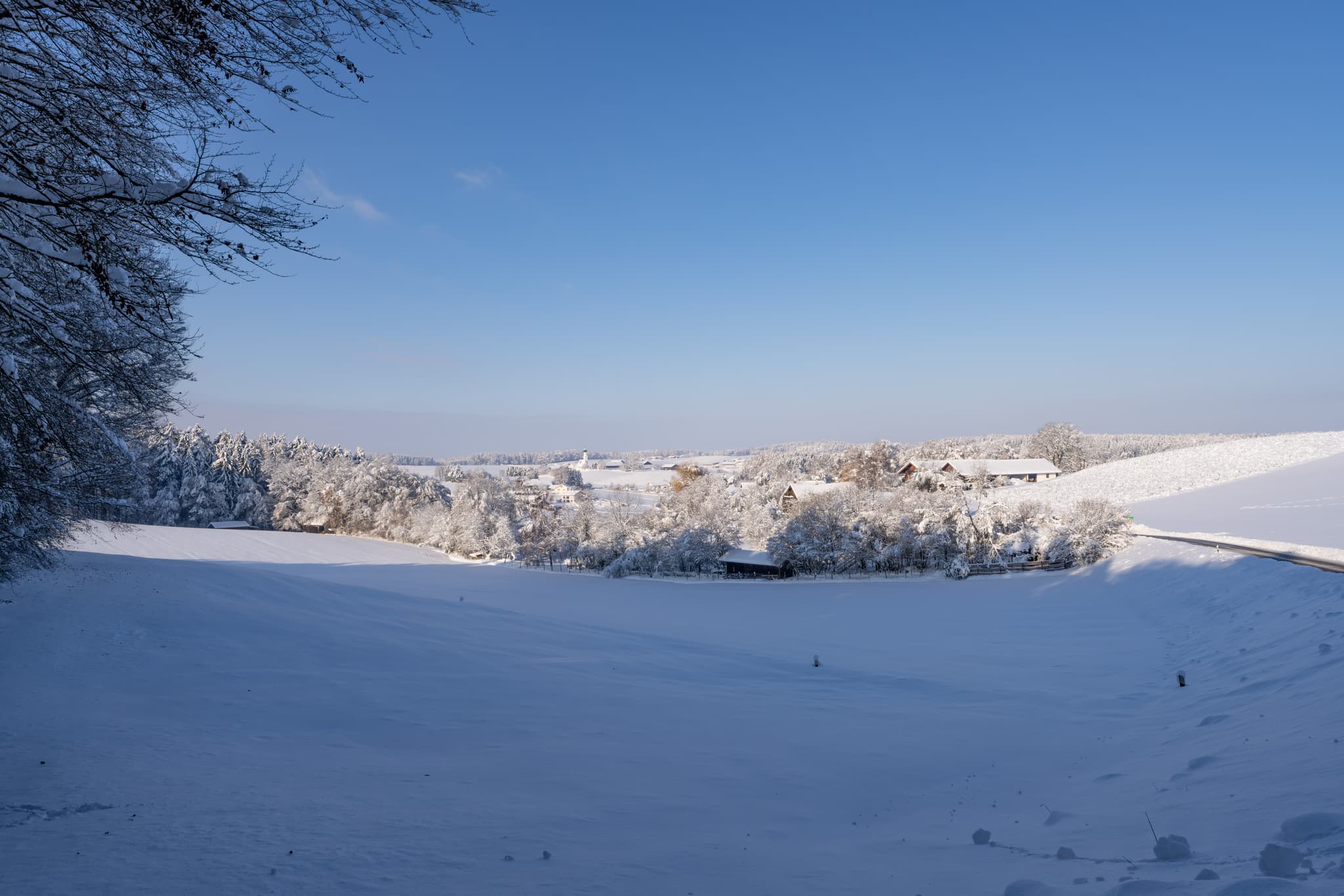 Atemberaubende Winterlandschaft in Eisenbuch, Gemeinde Erlbach, Landkreis Altötting, Oberbayern. Die verschneite Natur im Inn-Salzach-Gebiet Deutschlands.