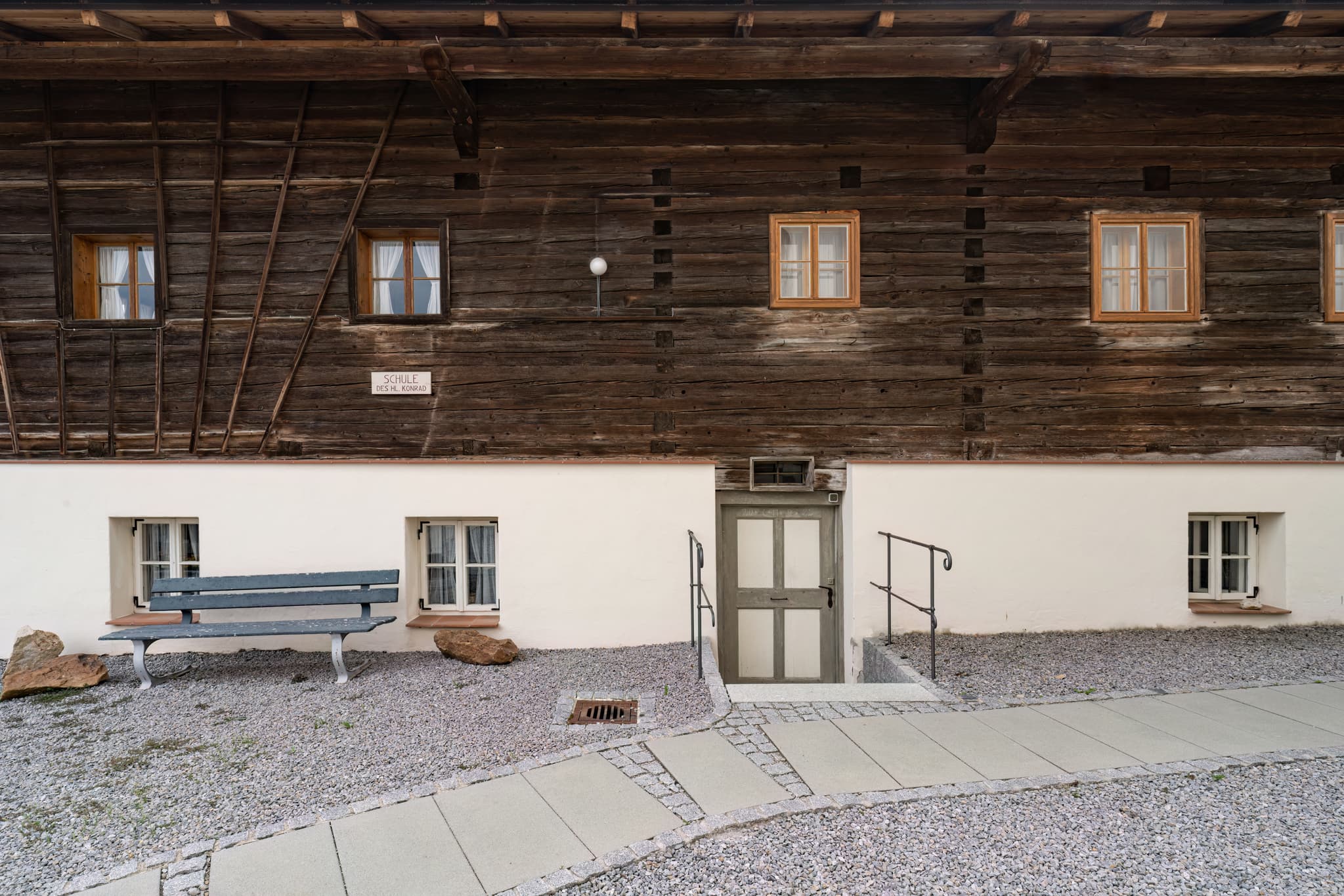 Historische Schule Bruder Konrad in Weng, Landkreis Passau, Niederbayern. Markantes Gebäude im Rottal, gegenüber Pfarrkirche St. Johannes der Täufer.