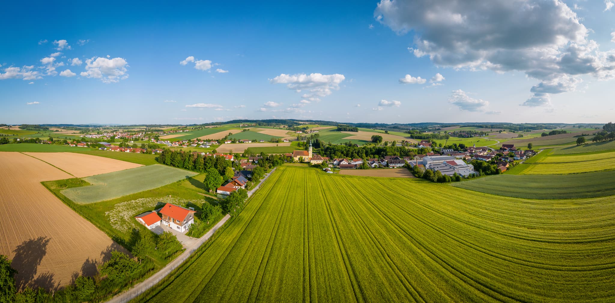 Luftbild der Wallfahrtskirche Mariä Himmelfahrt in Sammarei, einem Ortsteil von Ortenburg im Landkreis Passau, Niederbayern, Deutschland.