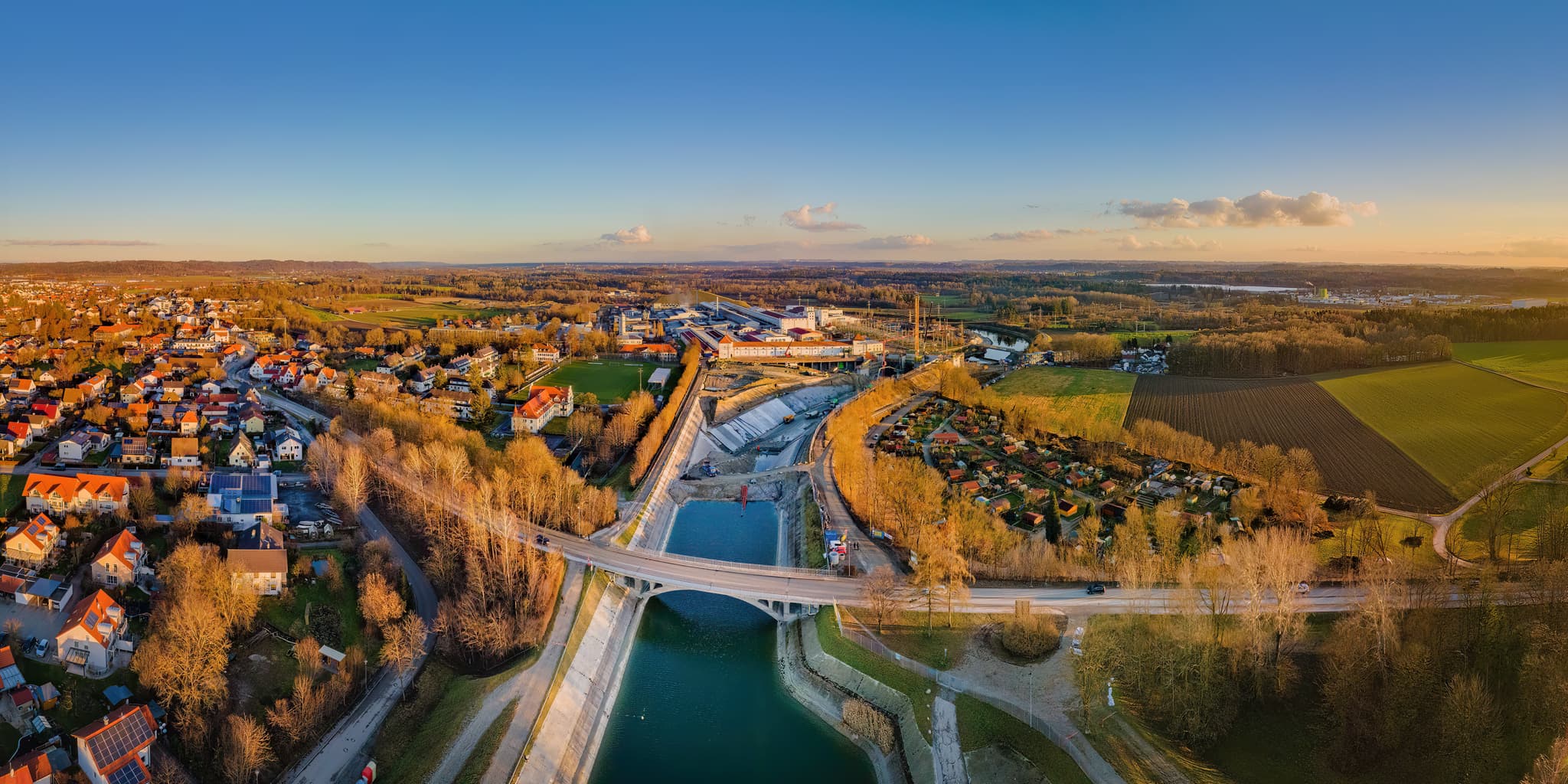 Panoramabild des Innkanals mit Verbund Baustelle in Töging am Inn. Gelegen im Landkreis Altötting, Oberbayern, Region Inn-Salzach, Deutschland.