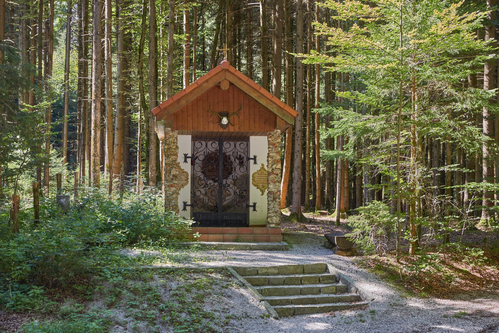 Die Jagdkapelle im Weilhartsforst bei St. Radegund im Landkreis Braunau am Inn, Oberösterreich, Innviertel, Österreich. Eine kleine Kapelle im Wald.