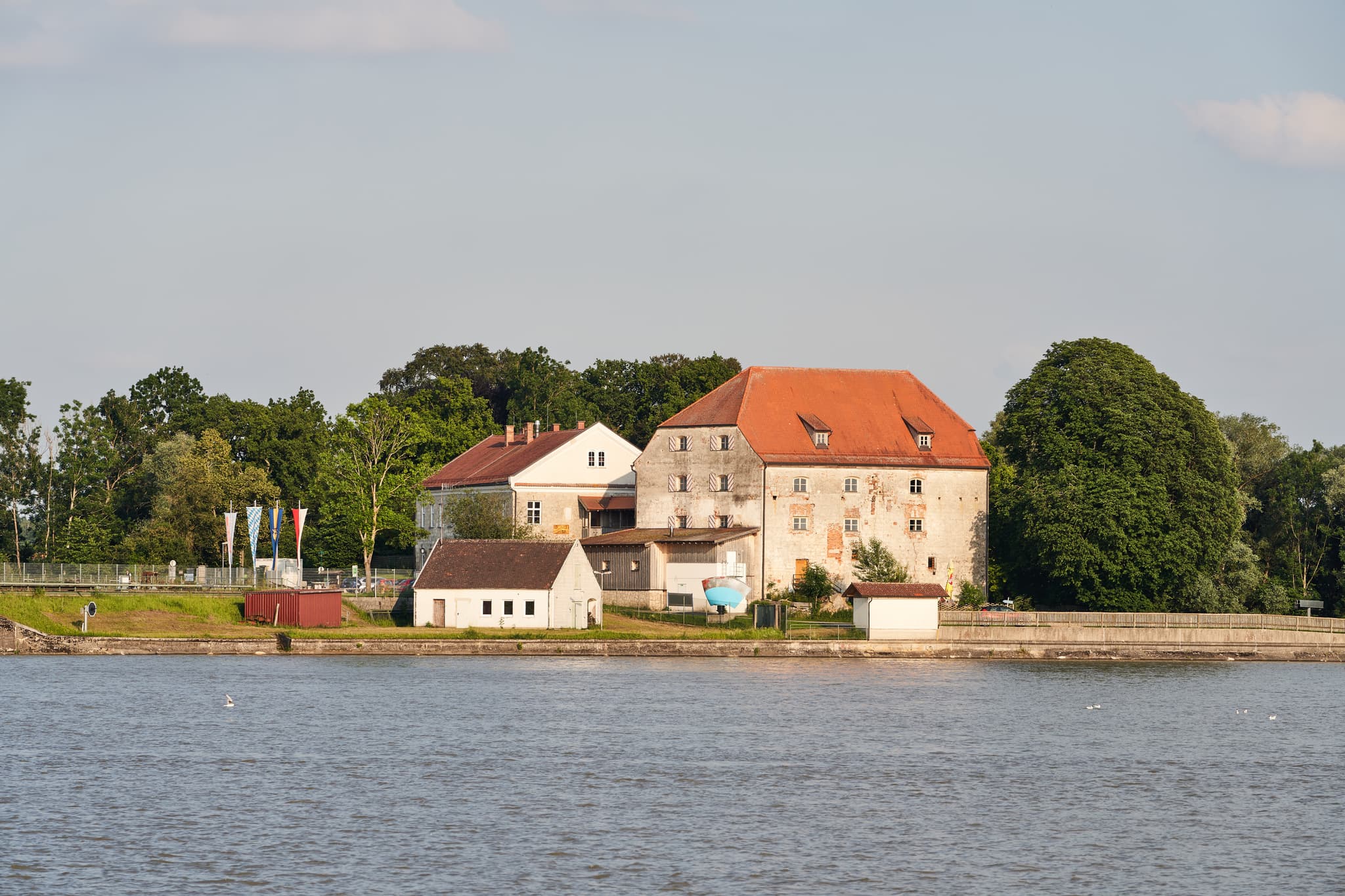 Historische Gebäude am Wasser im Europareservat Unterer Inn Frauenstein bei Ering, Landkreis Rottal-Inn, Niederbayern, Deutschland.