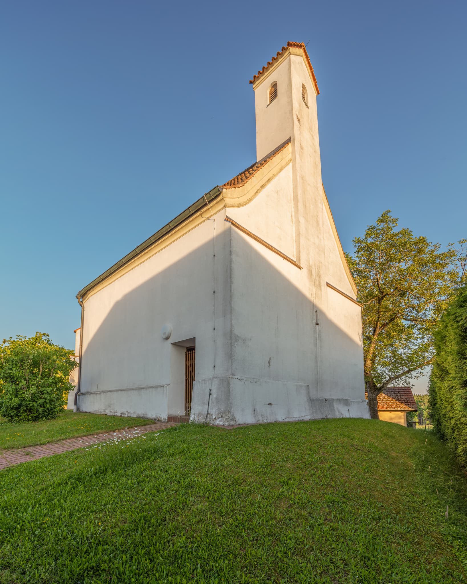 Die Kirche Sankt Ulrich in Haunertsholzen, Niedertaufkirchen, Mühldorf am Inn, Oberbayern, Deutschland. Motiv auf grüner Anhöhe, Inn-Salzach Region.