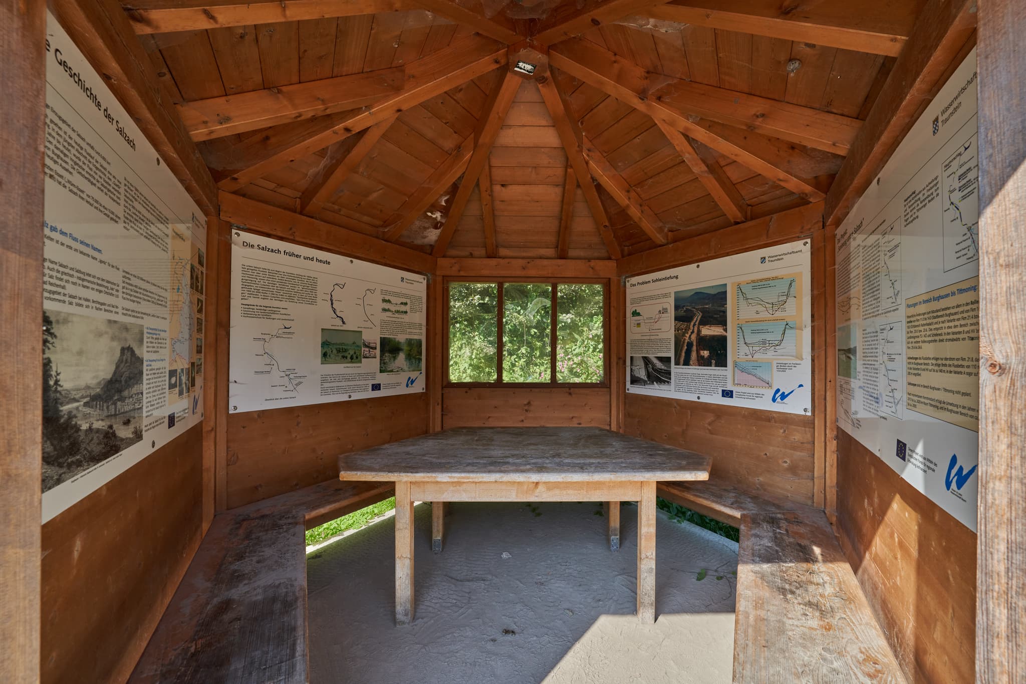 Informationshütte an der Salzach bei Raitenhaslach, Burghausen, Landkreis Altötting, Oberbayern, Inn-Salzach. Die Hütte bietet Informationen über die Umgebung.