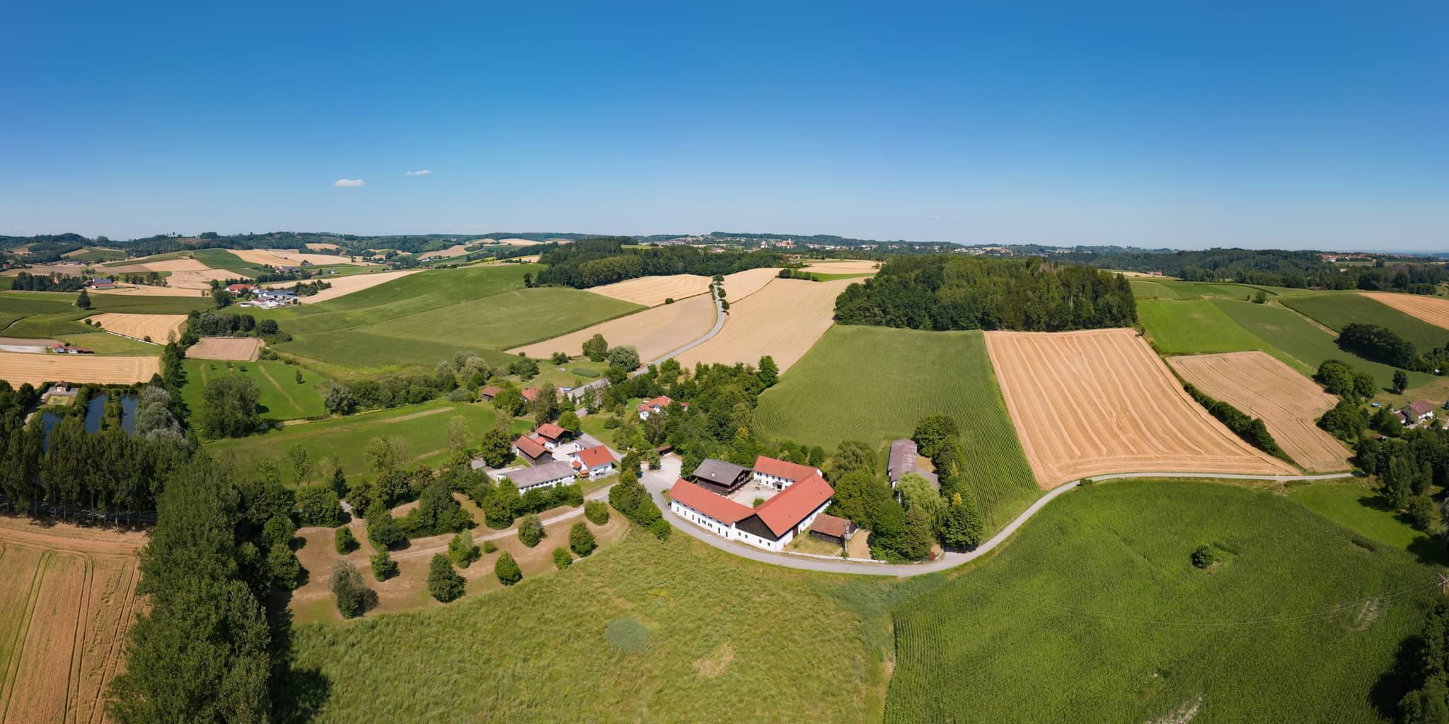 Luftbild vom Bruder Konrad Geburtshaus in Parzham bei Bad Griesbach, Landkreis Passau, Niederbayern, Deutschland.