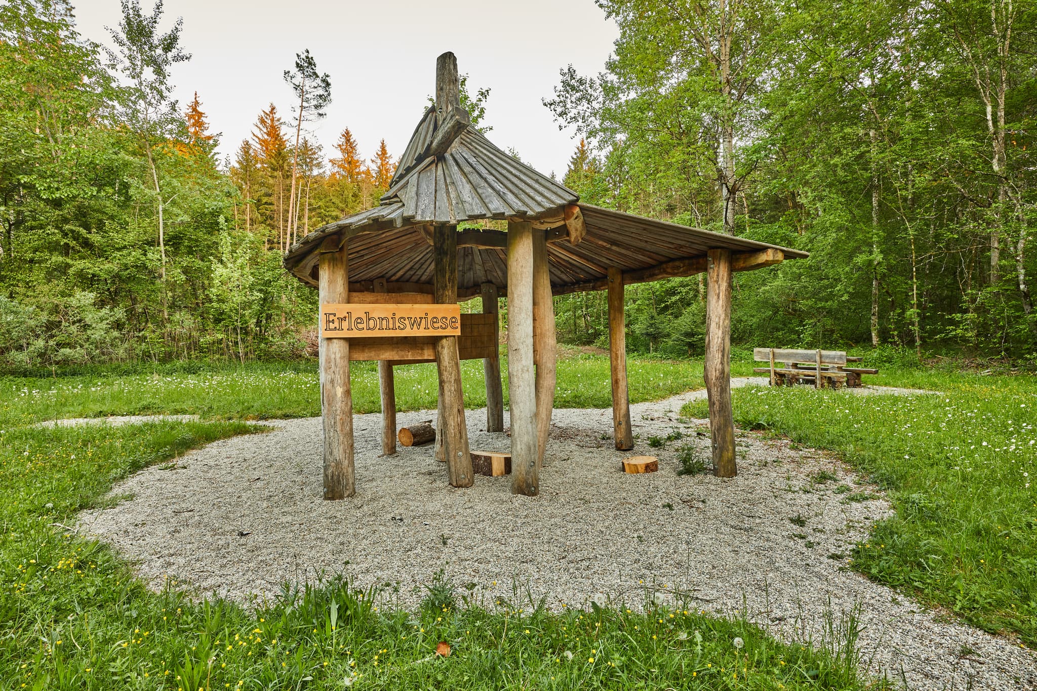 Ein hölzerner Pavillon auf der Erlebniswiese des Walderlebnispfades Alz Au in Mehring, Altötting, Oberbayern. Teil der Naturlandschaft Inn-Salzach, Deutschland.