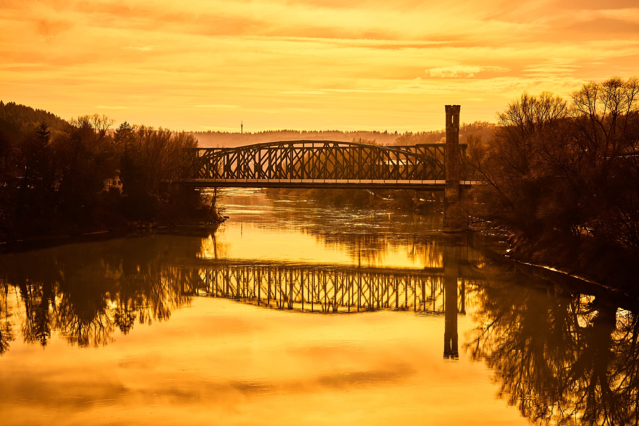 Atemberaubende Sonnenuntergangsaufnahme der Kaiserin-Elisabeth-Brücke über den Inn bei Passau in Niederbayern, Deutschland. Die Inn-Salzach Region.