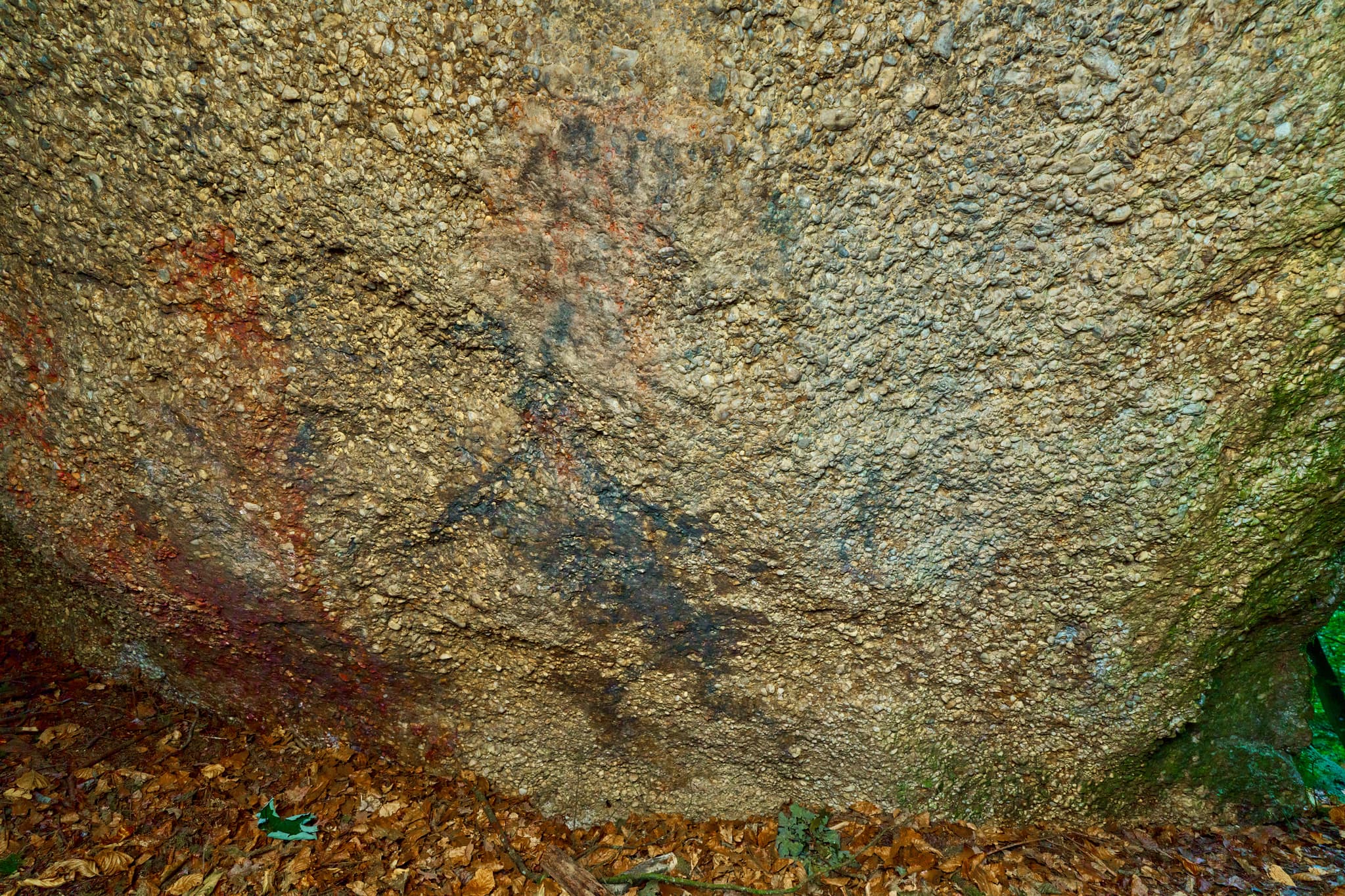 Teufelsfelsen mit Felsenmalerei in Bad Griesbach, Landkreis Passau, Niederbayern, Deutschland. Darstellung auf Felsen.