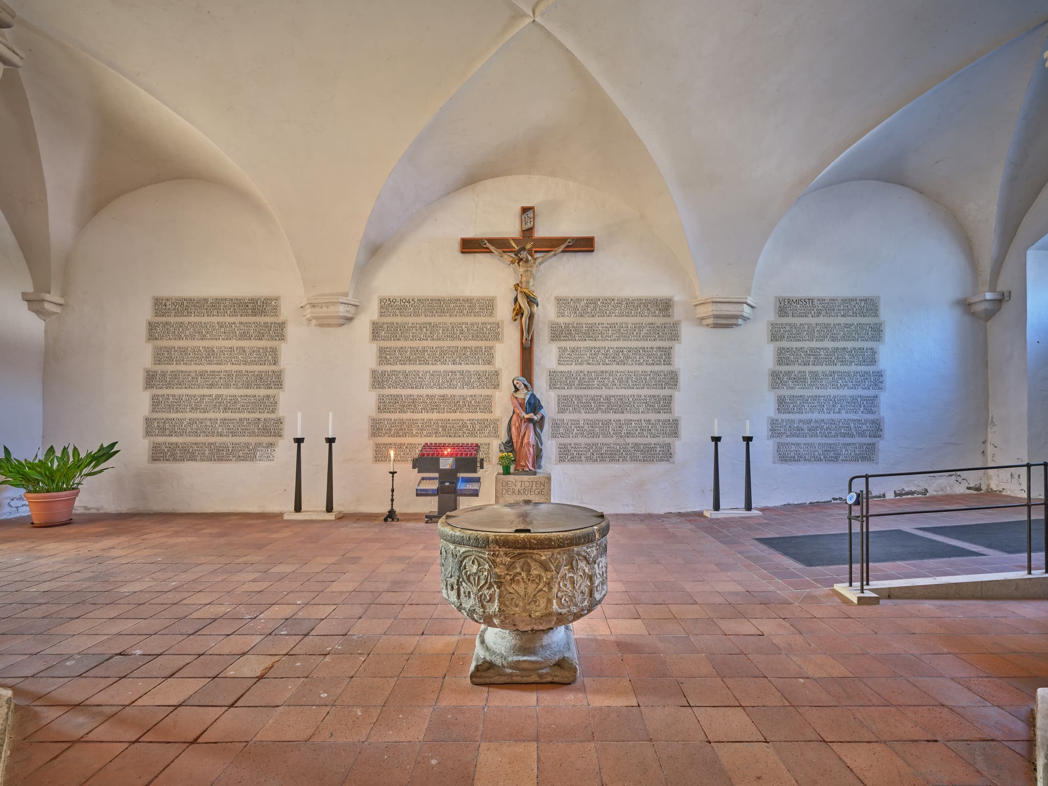 Kriegerdenkmal in der Stiftskirche in Altötting im Landkreis Altötting, Oberbayern, Inn-Salzach, Deutschland.