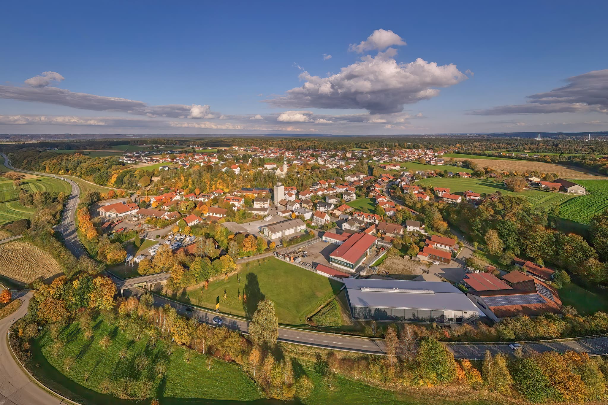 Kastl, Landkreis Altötting, Oberbayern, Deutschland. Luftaufnahme des Ortes in der Region Inn-Salzach, umgeben von herbstlicher Landschaft.
