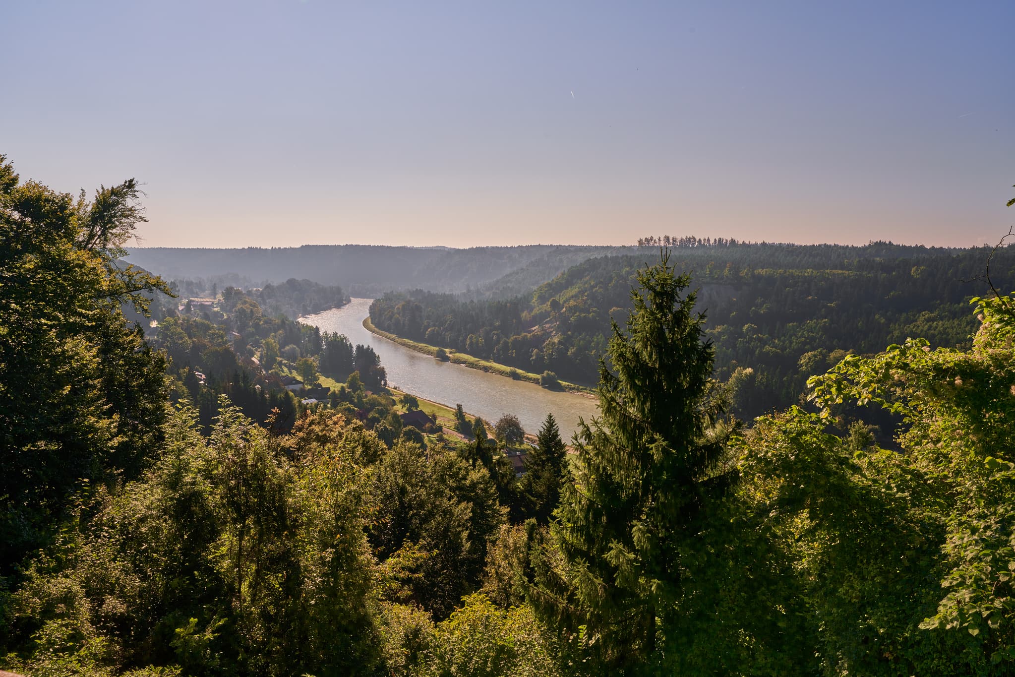 Weitblick auf die Salzach bei Pirach, Burgkirchen, Altötting. Der Fluss windet sich durch bewaldete Hügel und Täler. Typisch für Oberbayern, Inn-Salzach.