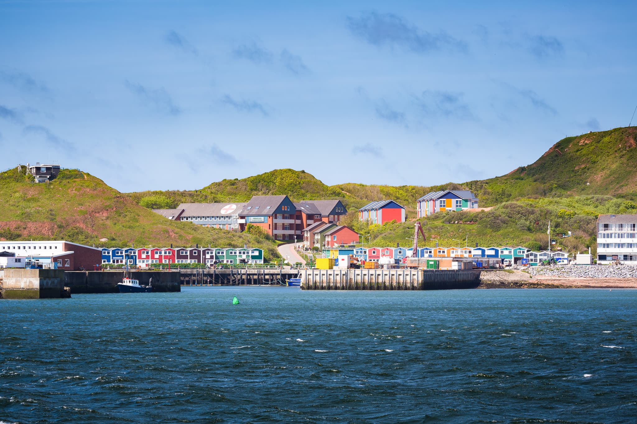 Bunte Häuser am Hafen von Helgoland, Deutschlands einziger Hochseeinsel. Die farbenfrohen Gebäude prägen den Ort in der Nordsee, Pinneberg, Schleswig-Holstein.