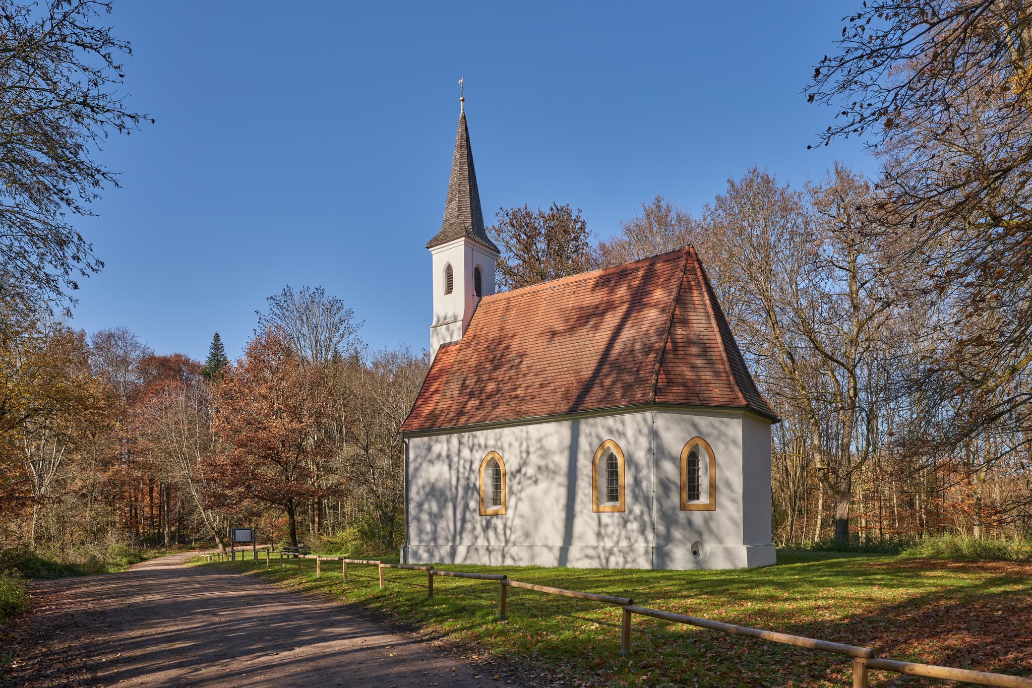 Entdecken Sie den Hampersberg im Herbst bei Erharting im Landkreis Mühldorf am Inn, Oberbayern, Deutschland.