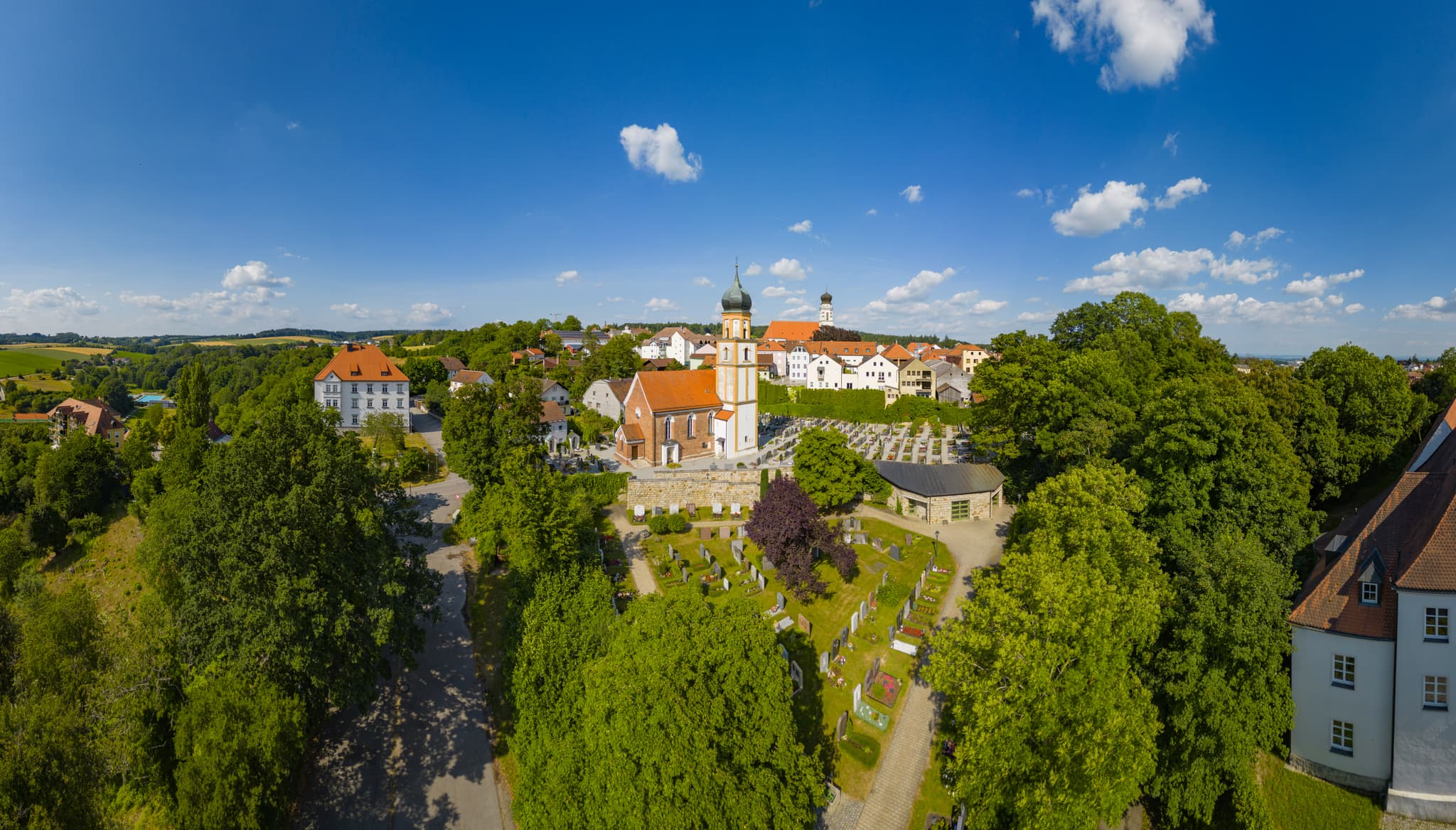 Stadt Bad Griesbach mit Kirche St. Michael. Das Bild zeigt die Kirche, den Friedhof und die umliegende Landschaft, Passau, Niederbayern, Bayern, Deutschland.