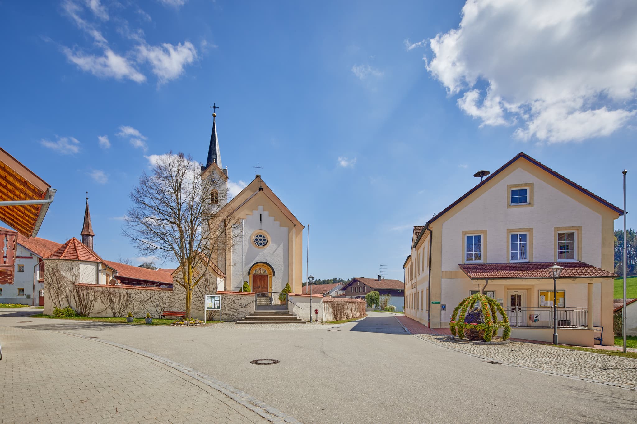 Ortszentrum Erlbach mit Pfarrkirche St. Peter und Paul, Rathaus, Landkreis Altötting, Oberbayern. Region Inn-Salzach, Deutschland.