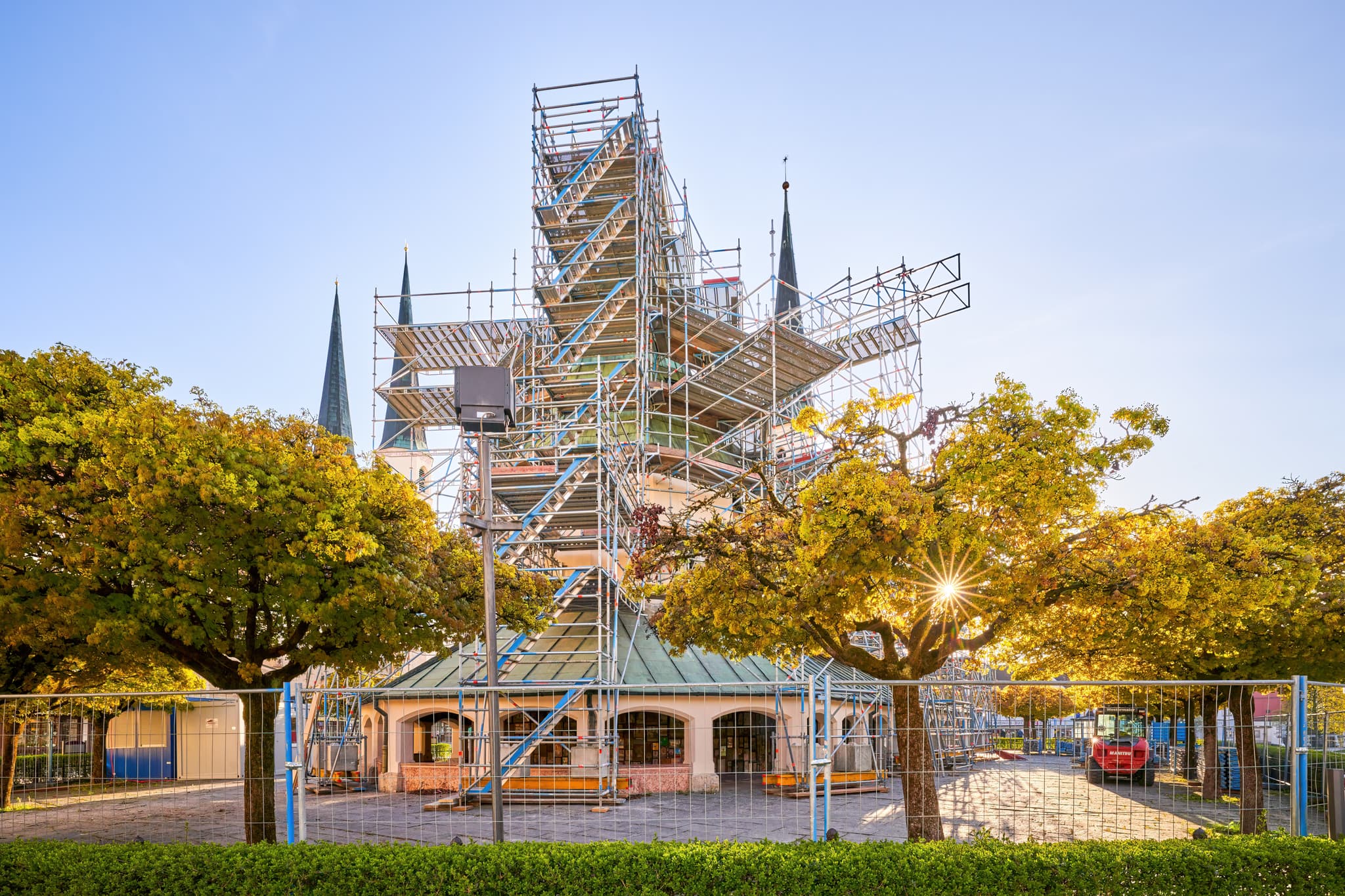 Gnadenkapelle am Kapellplatz in Altötting, Landkreis Altötting, Oberbayern, Deutschland, umgeben von einem Gerüst. Das Bild zeigt die Renovierungsarbeiten.
