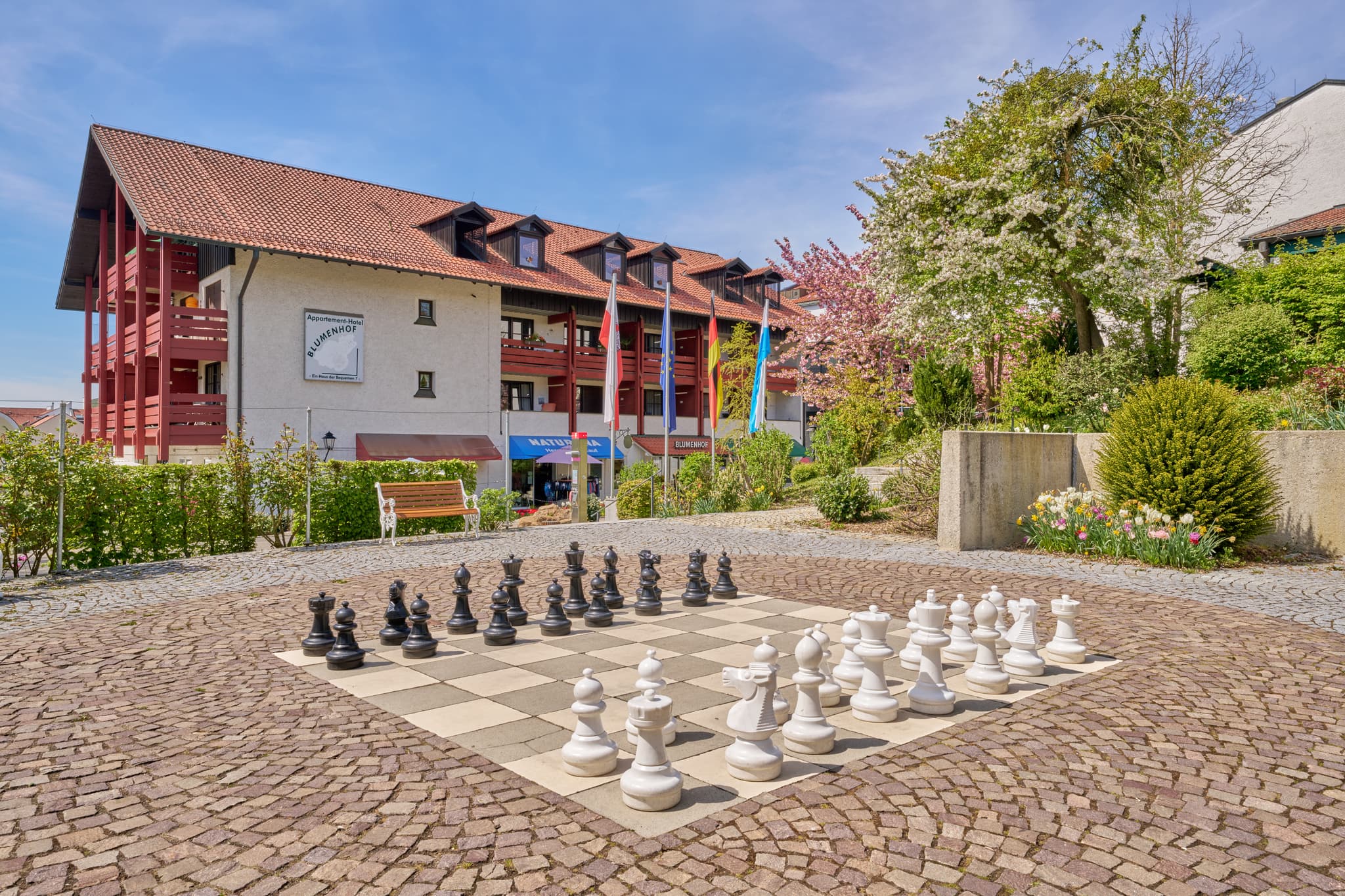 Großschachspiel im Außenbereich am Kursaal in Bad Griesbach im Rottal, Landkreis Passau, Niederbayern, Deutschland. Einladend für eine Partie Schach.