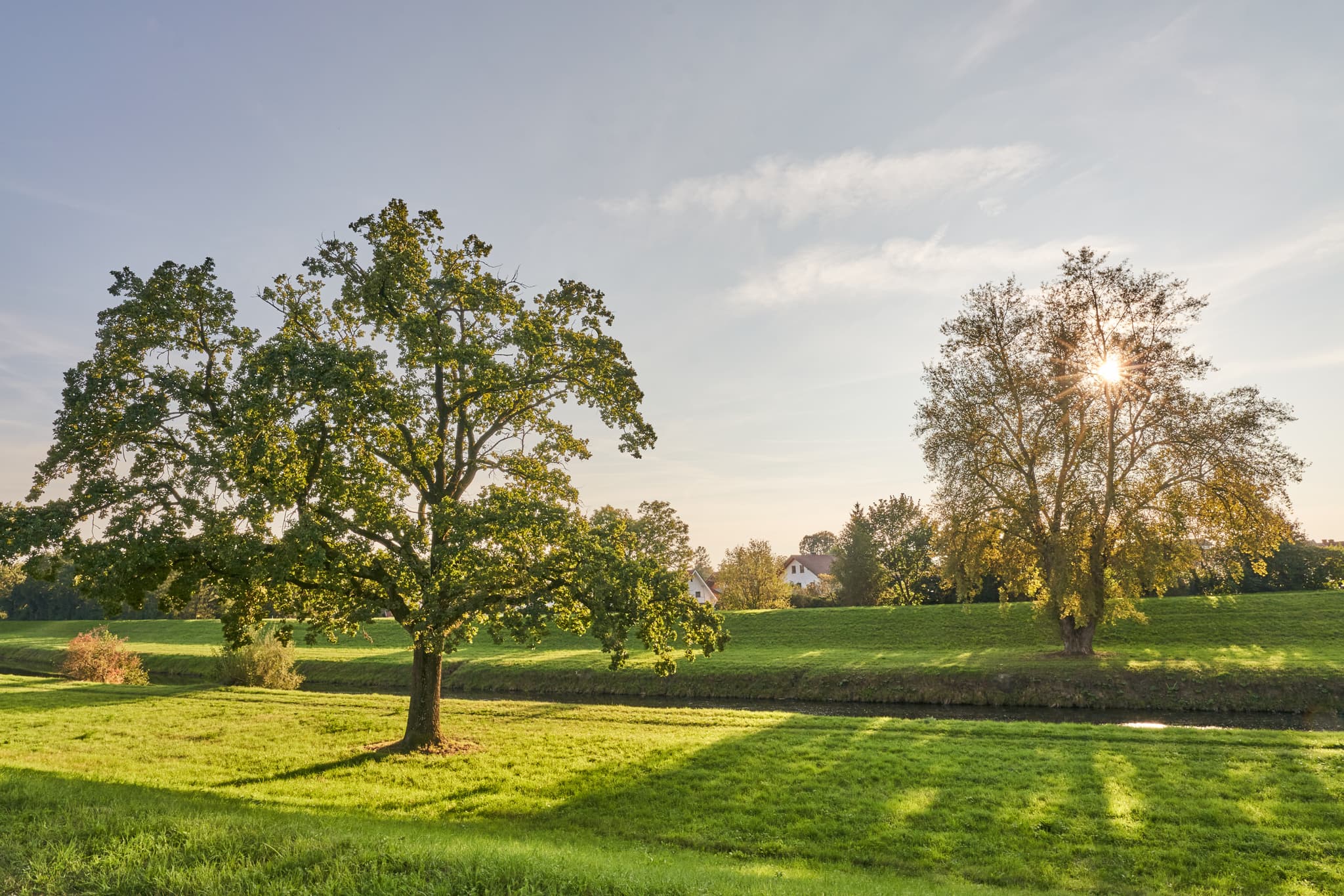 Landschaft an der Isen, Pilgerweg in Steinhöring bei Winhöring. Grüne Wiesen, Bäume im Landkreis Altötting, Oberbayern, Region Inn-Salzach, Deutschland.