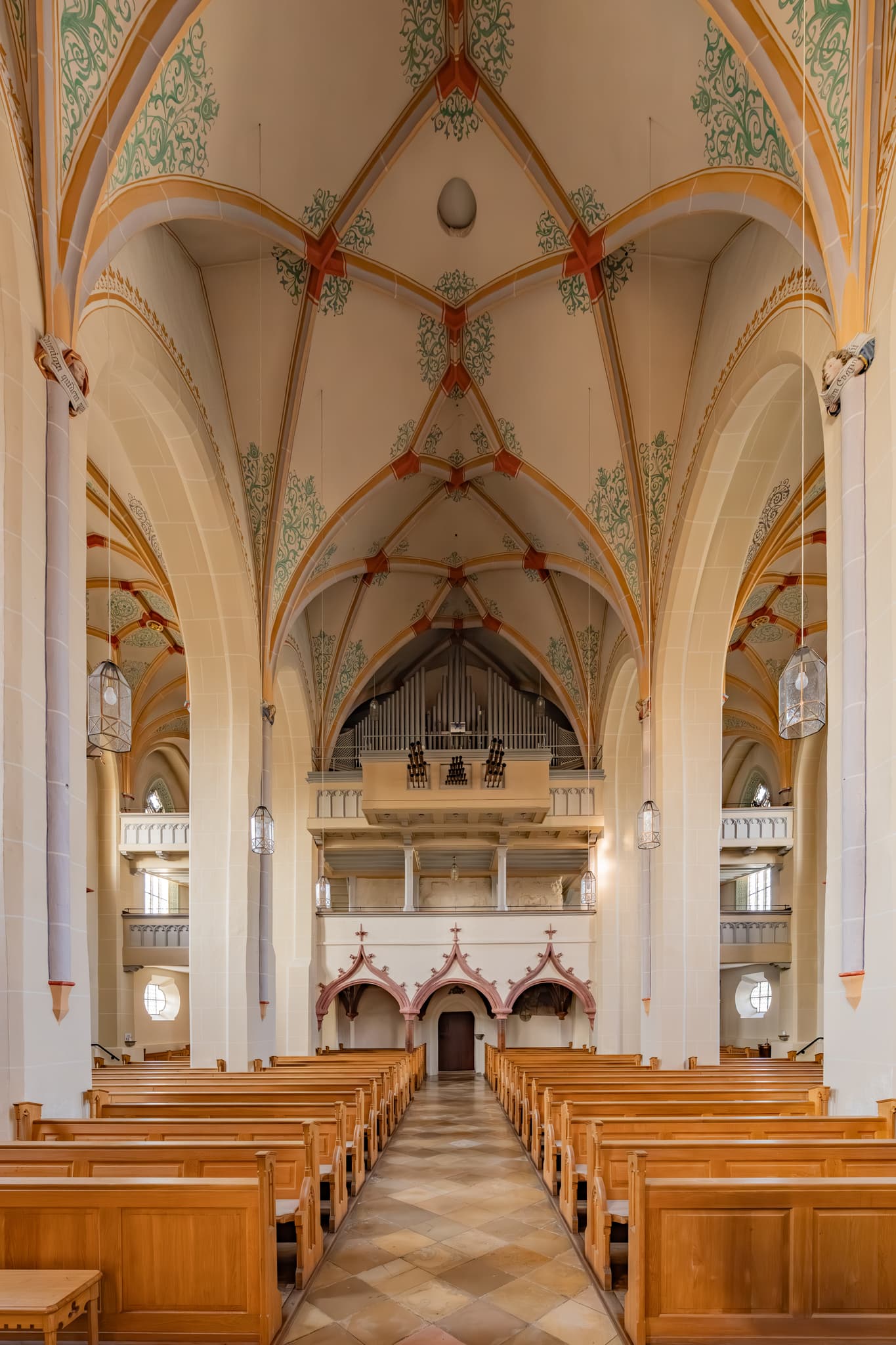 Innenansicht und Orgel der Pfarrkirche St. Stephanus in Triftern, Landkreis Rottal-Inn, Niederbayern, Holzland, Bäderdrieck, Bayern, Deutschland.