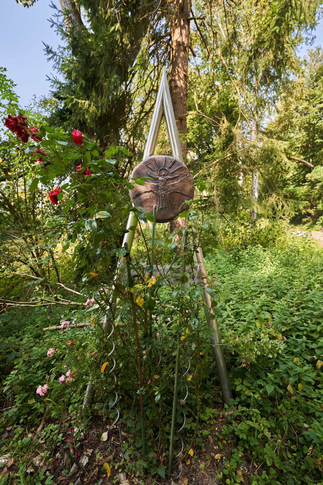 Pilgerstation mit Holzskulptur am Waldrand, umgeben von Natur. Ort Aufham, Winhöring, Altötting, Oberbayern, Inn-Salzach, Deutschland.