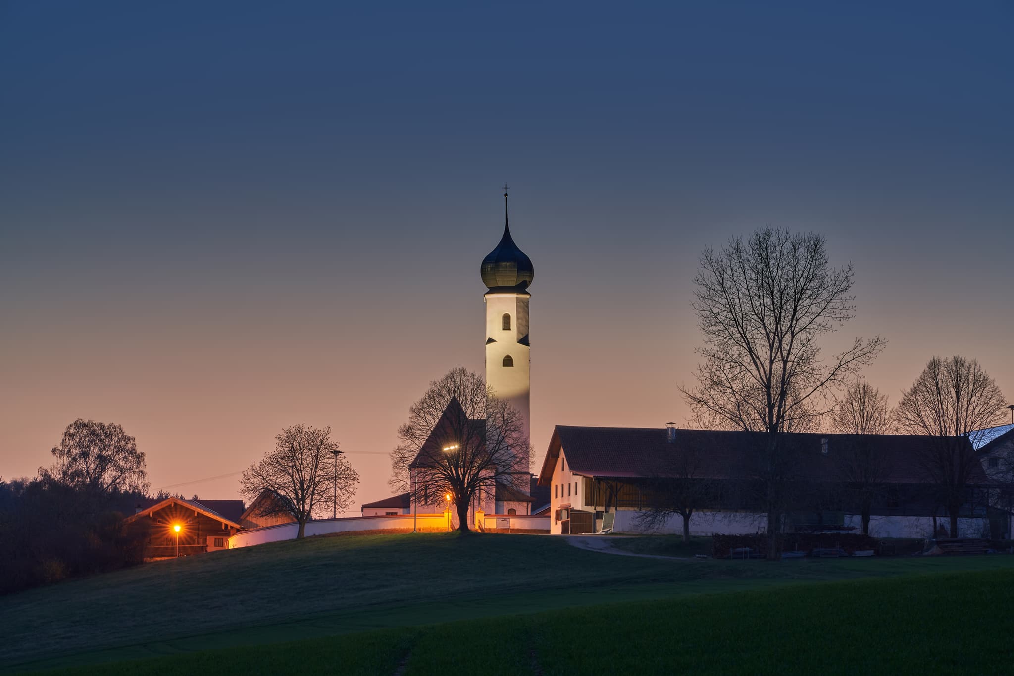 Die Filialkirche St. Michael in Endlkirchen liegt in der Gemeinde Erlbach im Landkreis Altötting, Oberbayern (Region Inn-Salzach), bei blauer Stunde.