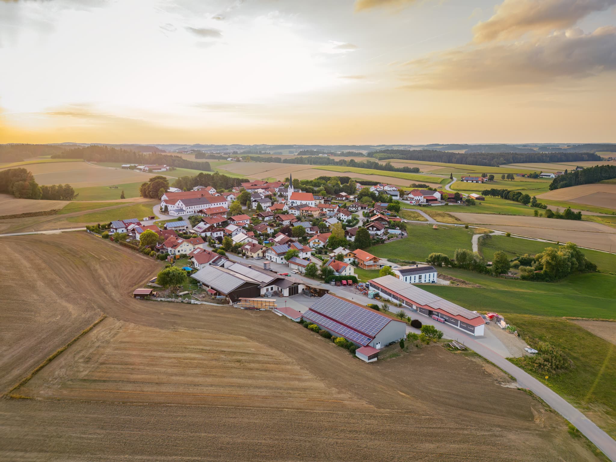 Luftaufnahme von Arbing, Reischach, Landkreis Altötting, Oberbayern, Deutschland. Motiv: Hochwasserschutz-Damm und Felder.