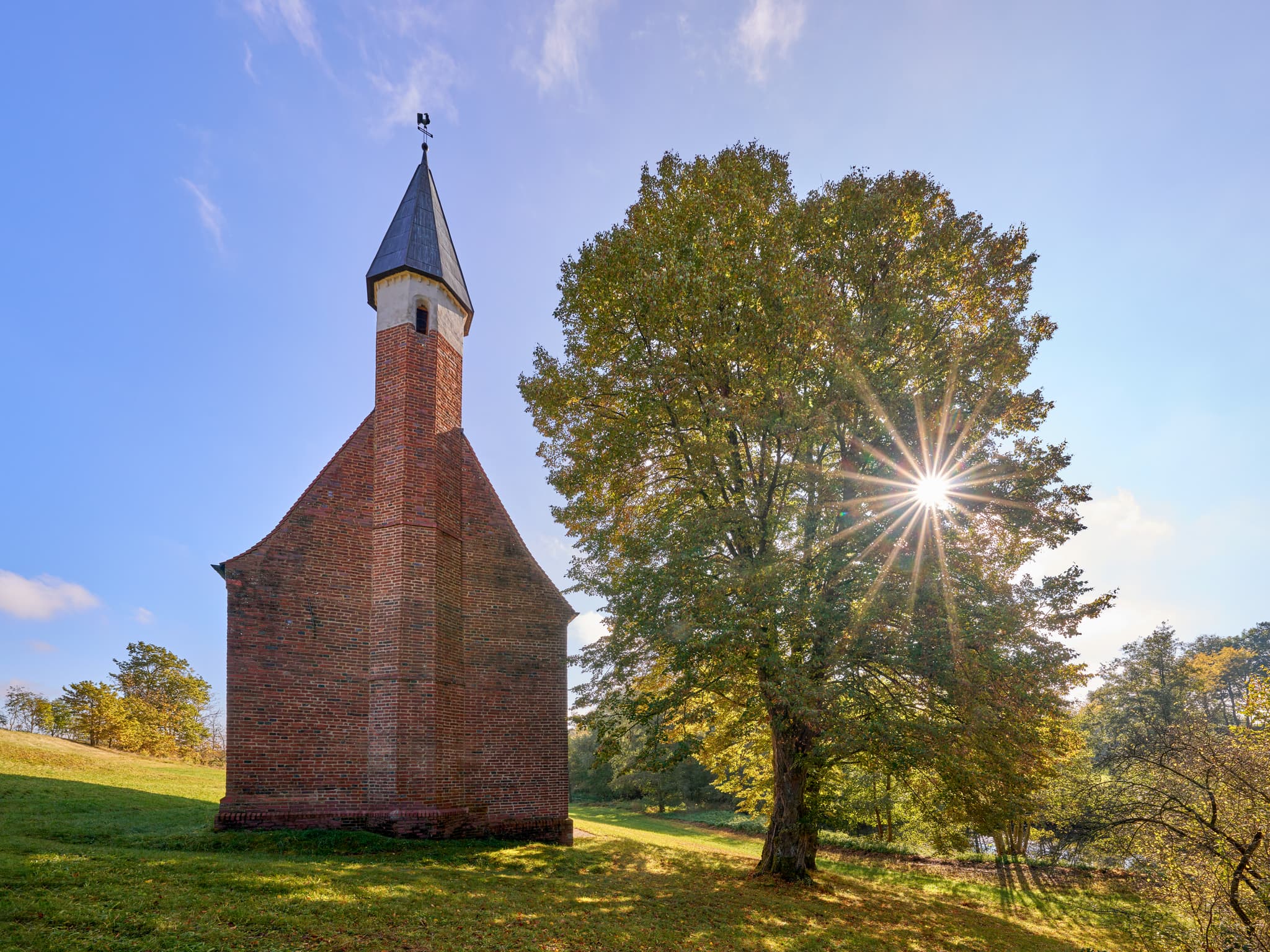 Das Kirchlein St. Koloman bei Martinskirchen, Wurmannsquick, Landkreis Rottal-Inn, Niederbayern, liegt idyllisch im Holzland, Deutschland.