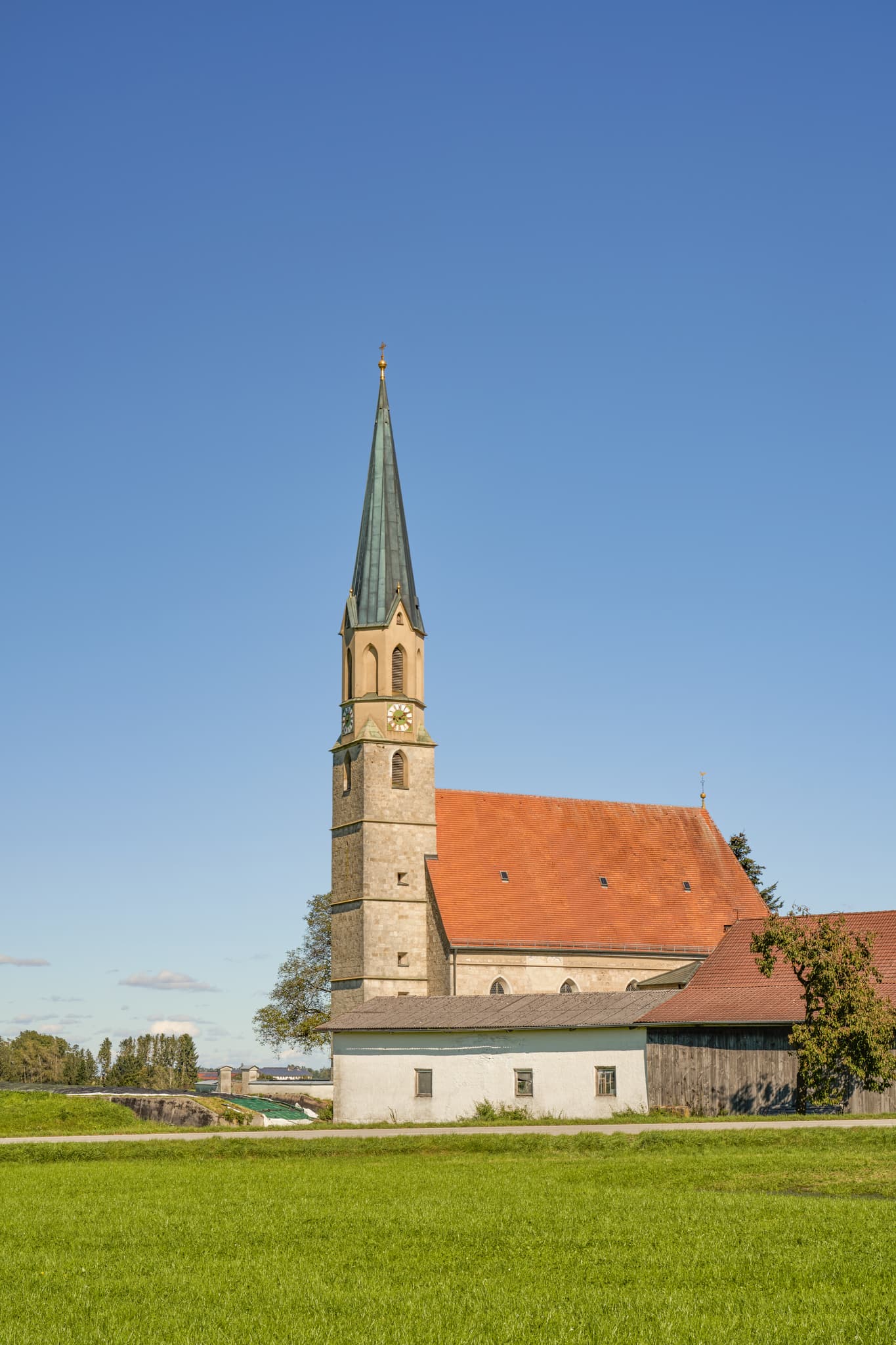 Kirche Mariä Himmelfahrt, Pietenberg, Kraiburg, Mühldorf am Inn, Oberbayern, Inn-Salzach, Deutschland. Bauwerk in ländlicher Umgebung.