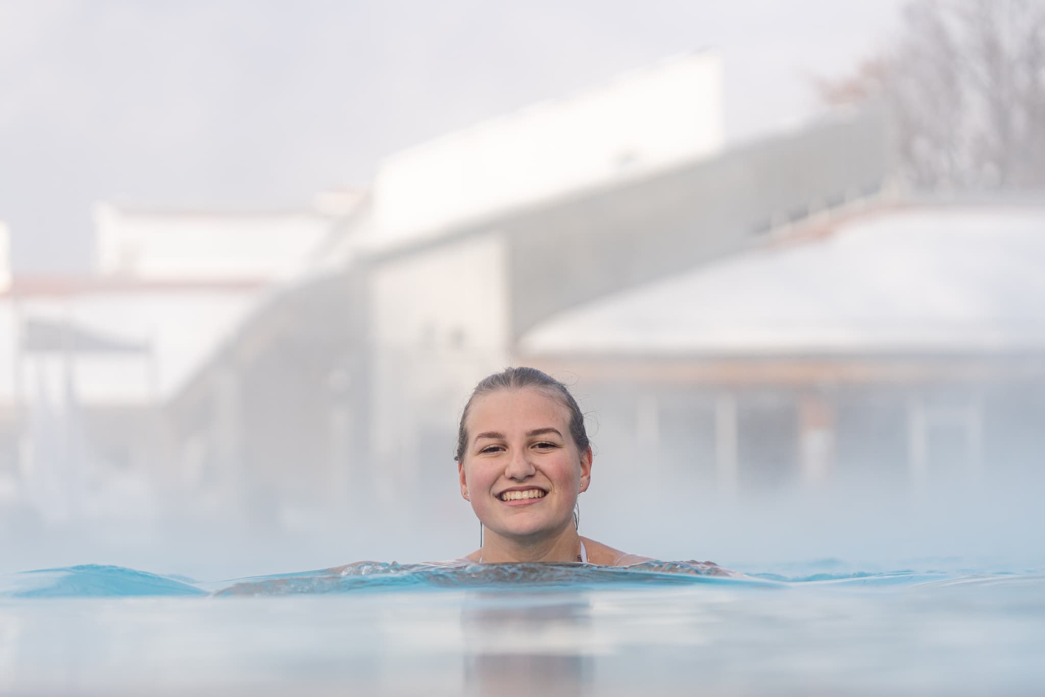 Außenbecken dampfend im Winter, Thermalbad in Bad Griesbach, Landkreis Passau, Niederbayern. Die Wohlfühltherme bietet winterliche Entspannung.