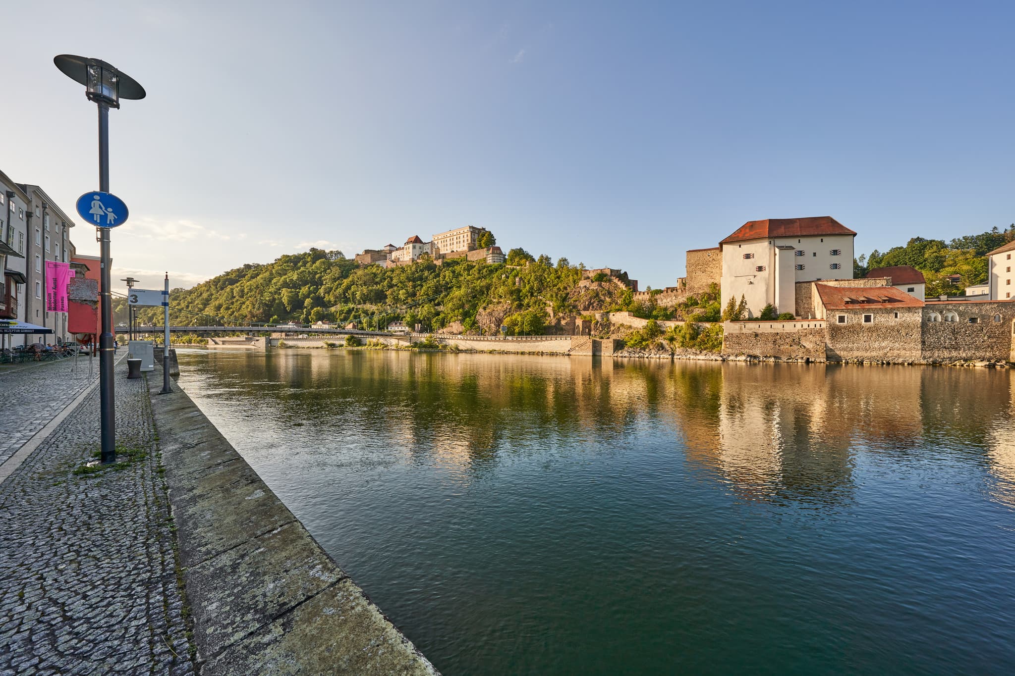 Passau in Niederbayern, Bayern:  Atemberaubende Aussicht auf die Veste Oberhaus, die Prinzregent-Luitpold-Brücke und die Donau.