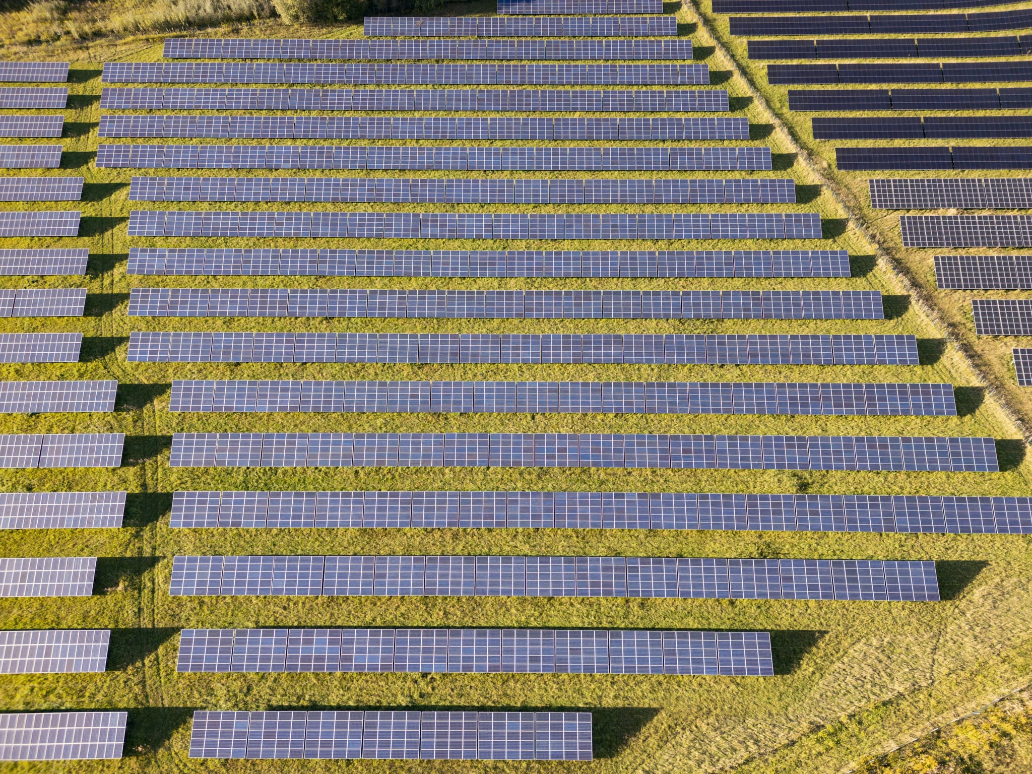 Photovoltaik-Freiflächenanlage auf Grünfläche in Ering am Inn, Rottal-Inn, Niederbayern, Deutschland. Region Bäderdreieck, dient nachhaltiger Stromerzeugung.