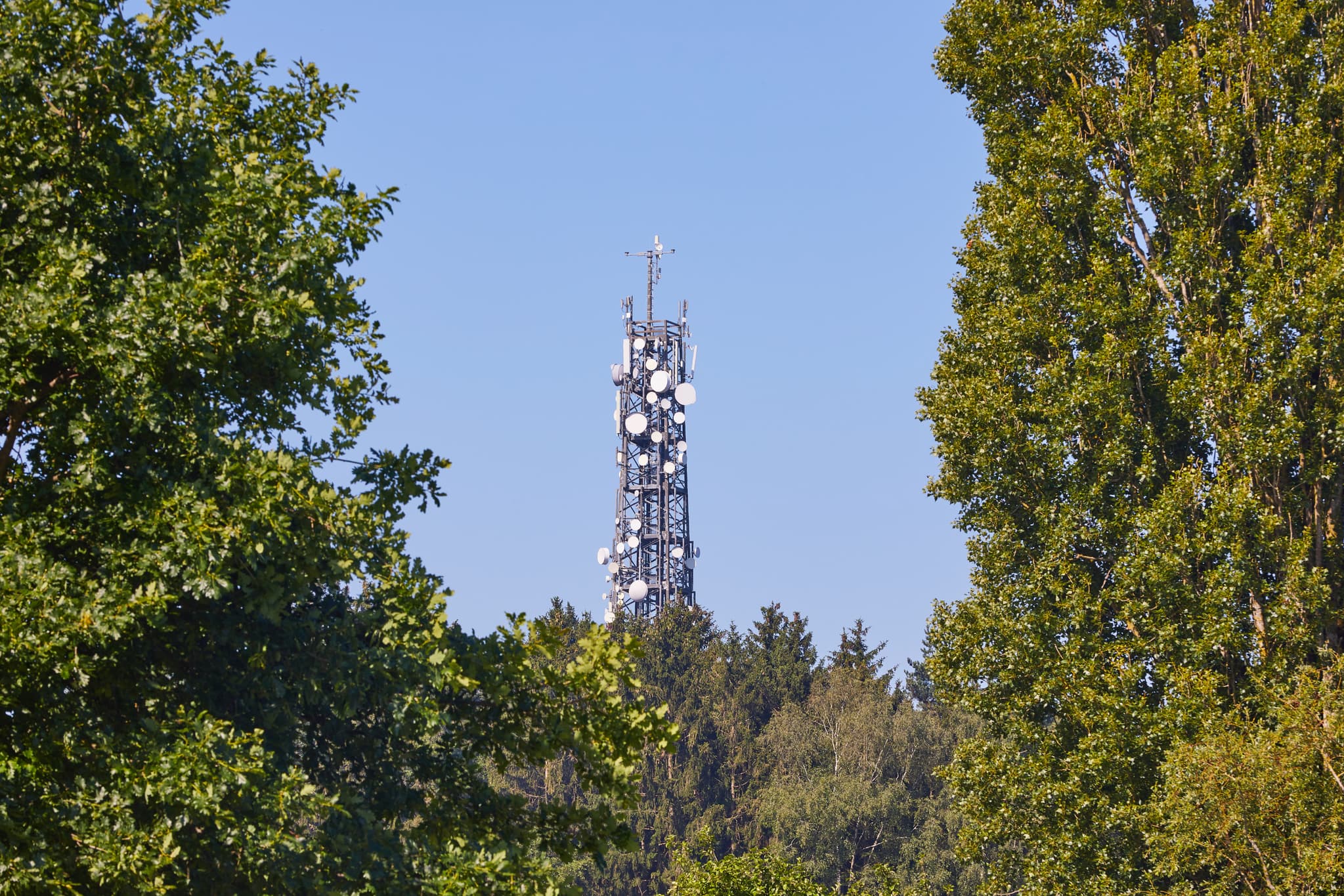 Moderne Funkmast-Anlage in Glatzberg, Heldenstein, Landkreis Mühldorf am Inn, Oberbayern. Wichtige Infrastruktur in der Region Inn-Salzach, Deutschland.