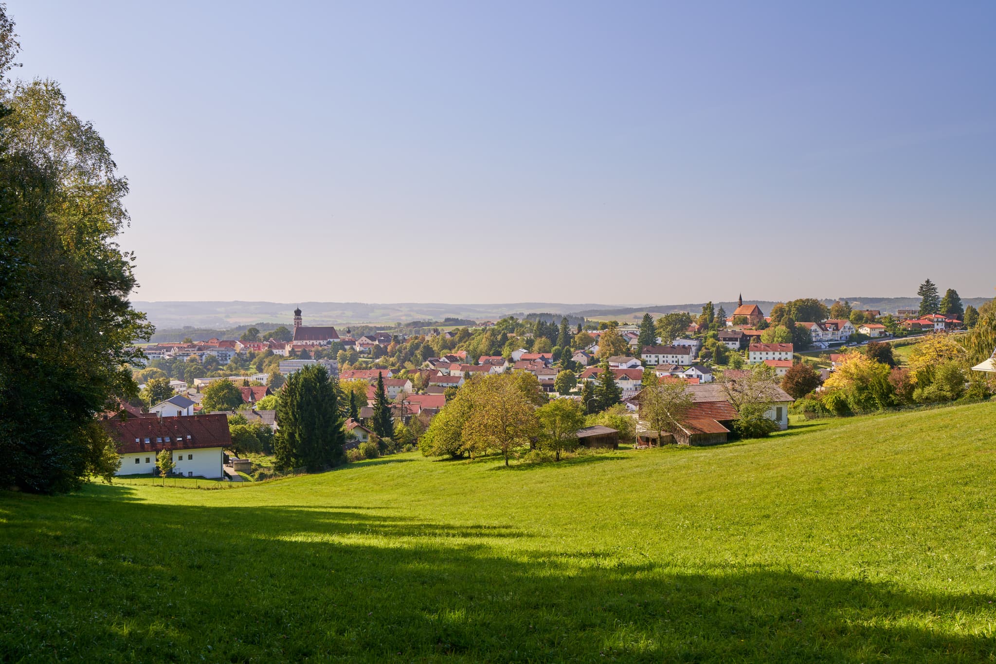 Landschaftsansicht von Bad Griesbach, Stadt im Landkreis Passau, Niederbayern, Bayern, Deutschland. Die Region liegt im Bayerischen Wald.