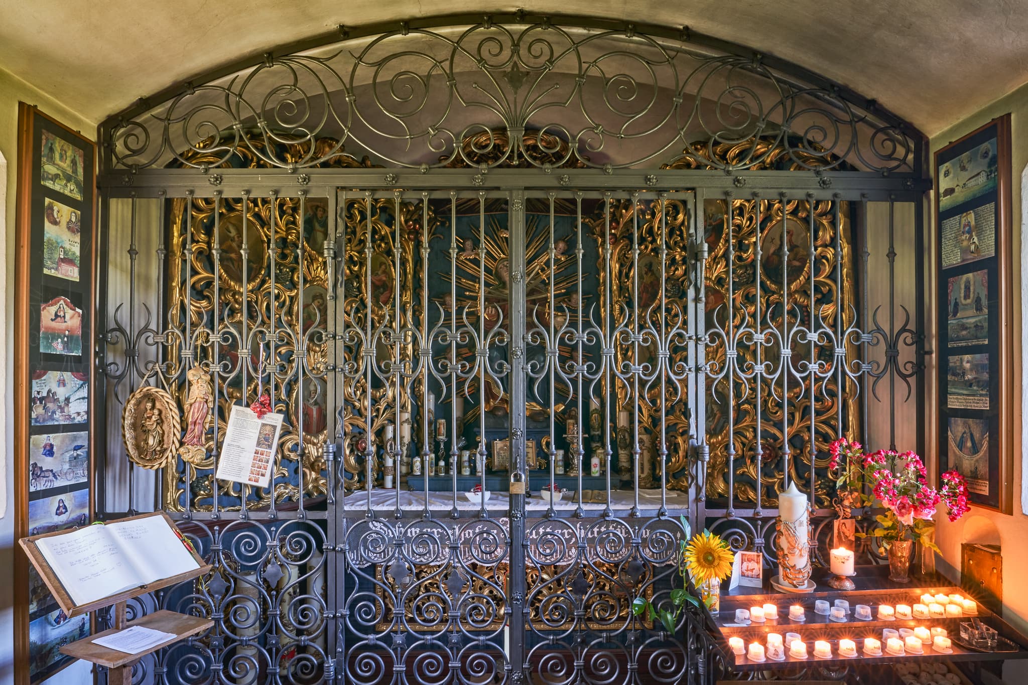 Kapelle Ecksberg Altmühldorf Kronwidl, Mühldorf am Inn, Oberbayern. Innenansicht mit kunstvollem Altar-Gitter, Kerzen, Blumen. Besinnlicher Ort, Inn-Salzach.