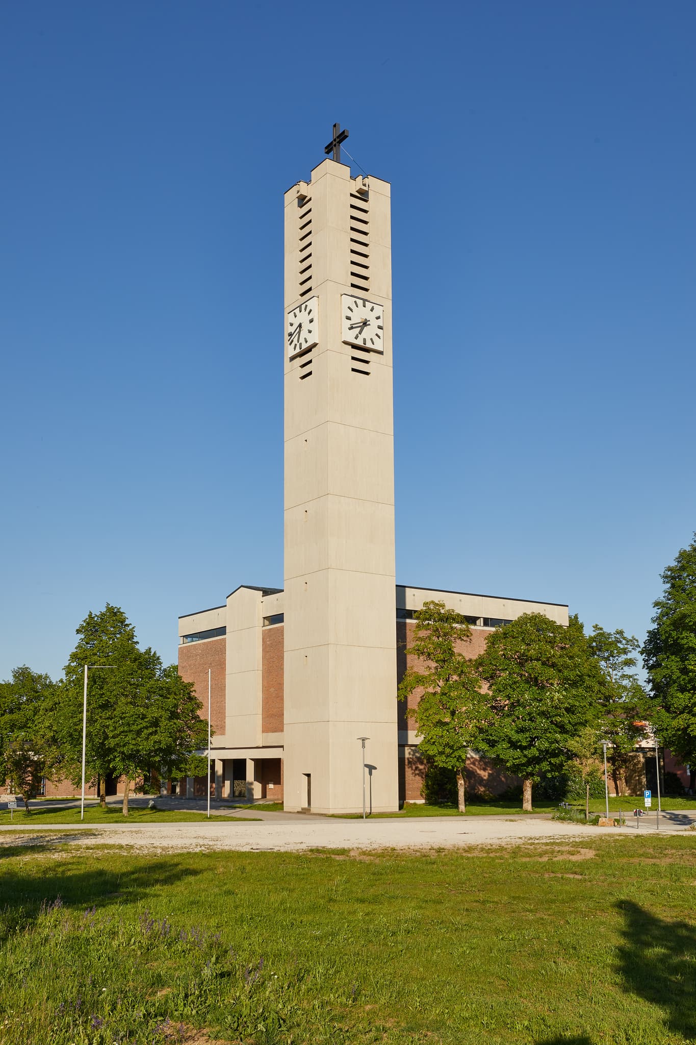 Pfarrkirche Heilig Geist in Emmerting, Landkreis Altötting, Oberbayern, Deutschland. Kirchengebäude mit Glockenturm, Inn-Salzach-Region.