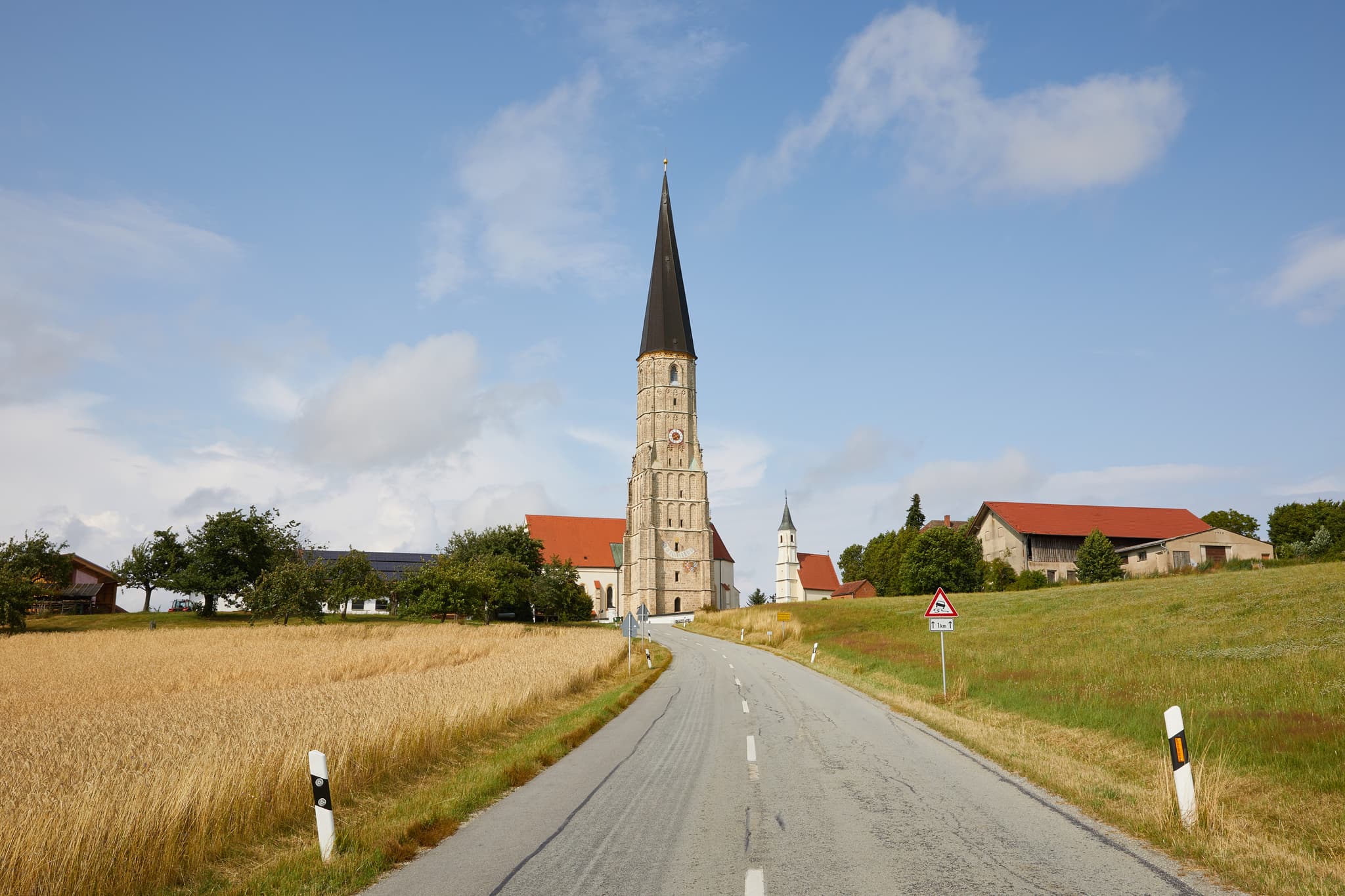 Idyllische Landschaft mit Kirche in Schildthurn, Zeilarn, Rottal-Inn, Niederbayern. Markante Kirche wie wir sie als Autofahrer zu sehen bekommen.