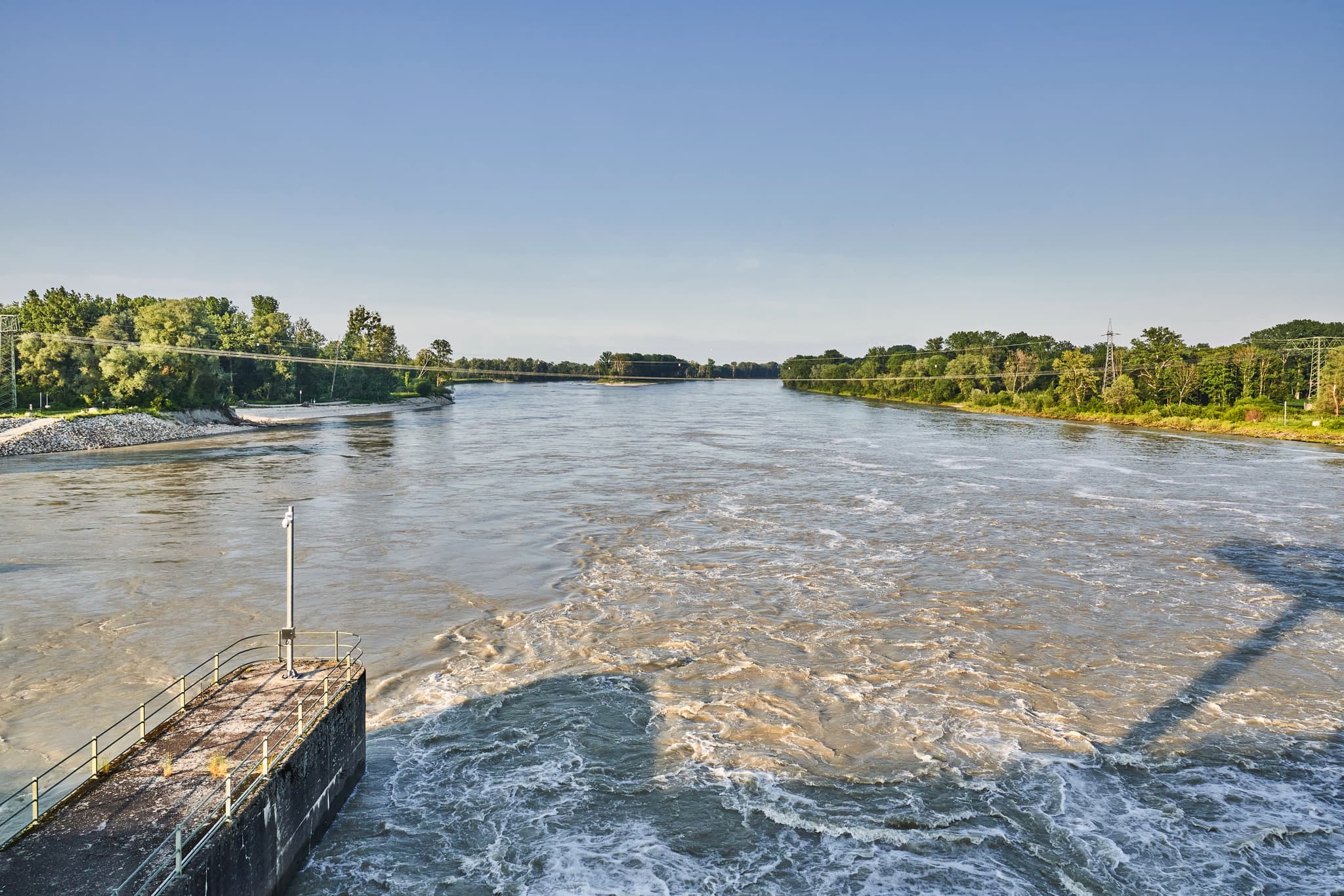 Ausblick vom Verbund Innkraftwerk Ering-Frauenstein am Inn in Ering, Landkreis Rottal-Inn, Niederbayern. Beeindruckende Flusslandschaft, Deutschland.