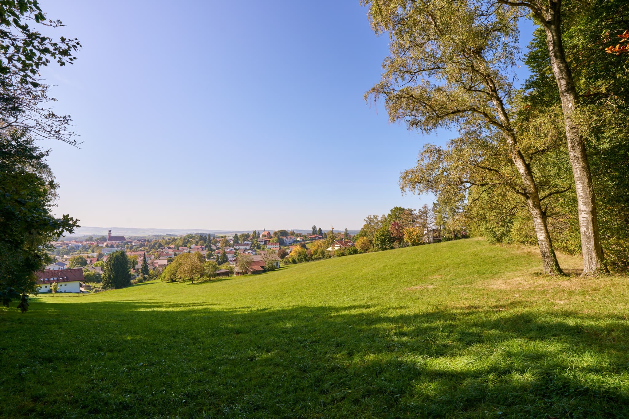 Landschaftsansicht von Bad Griesbach, Stadt im Landkreis Passau, Niederbayern, Bayern, Deutschland. Die Region liegt im Bayerischen Wald.